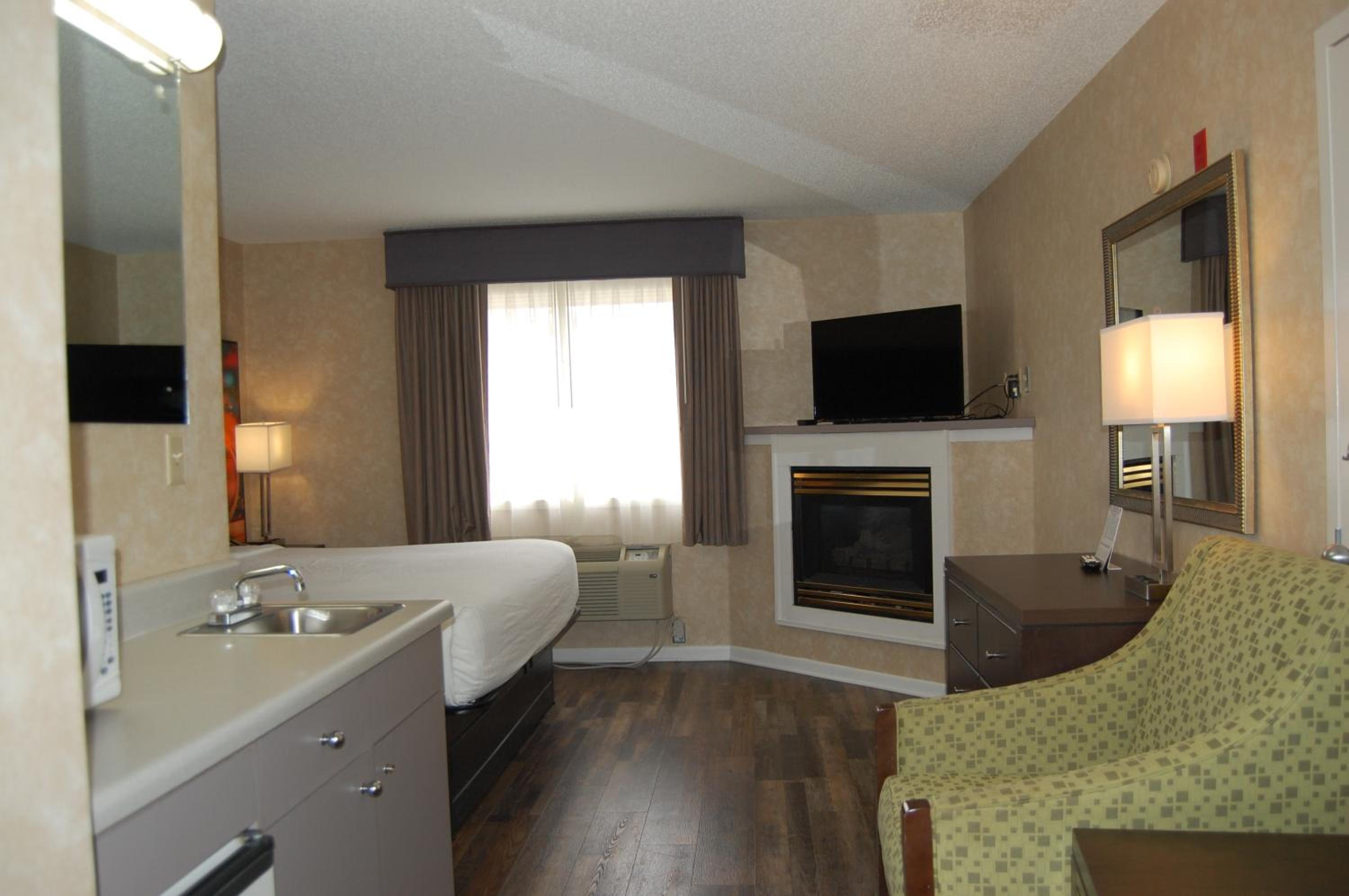 Suite with King Bed, Fireplace - Photo 10