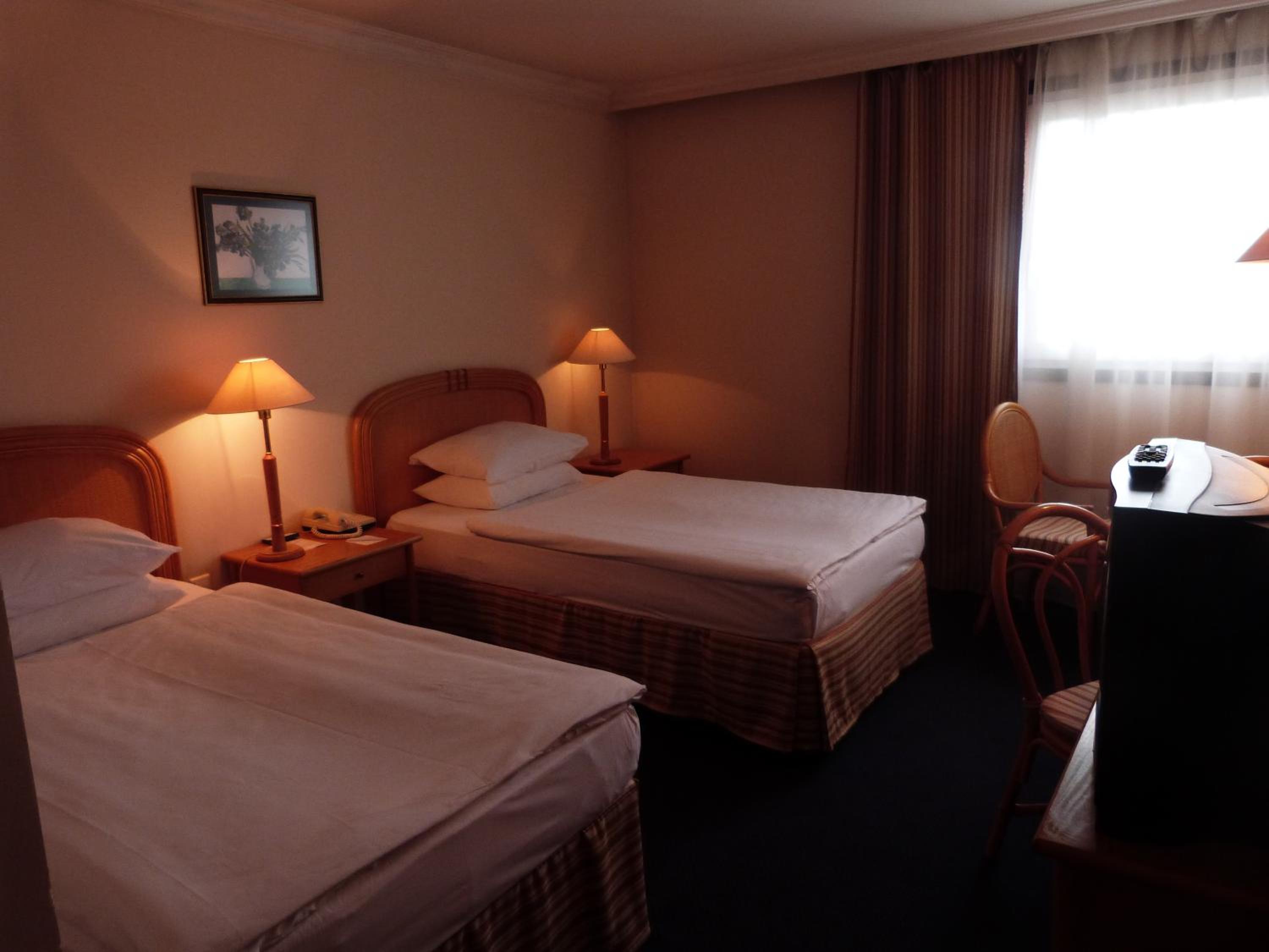 Economy Twin Room - Photo 3