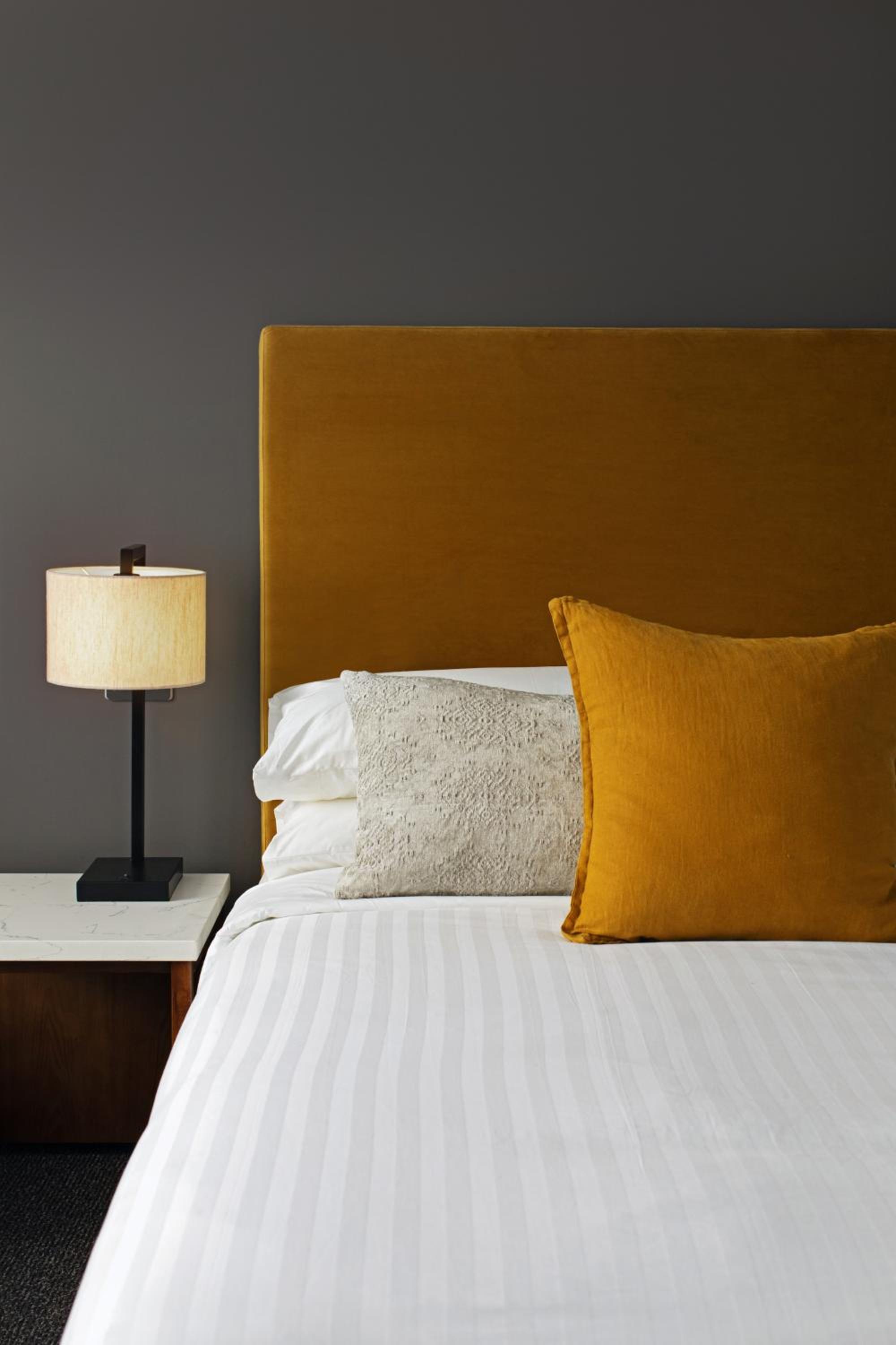 Deluxe king bed room - Photo 1