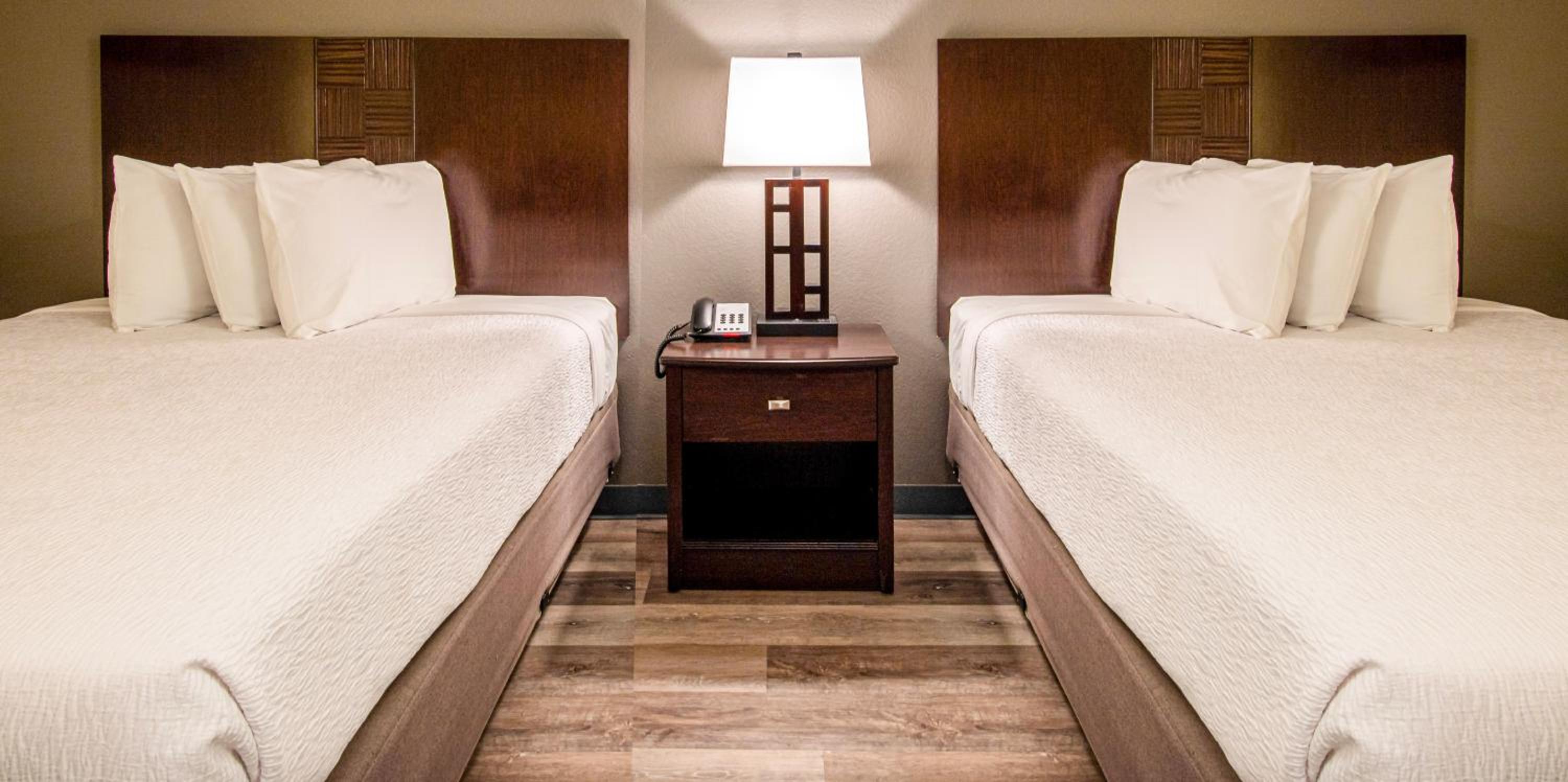 Queen Room with Two Queen Beds and Pool View photo 2
