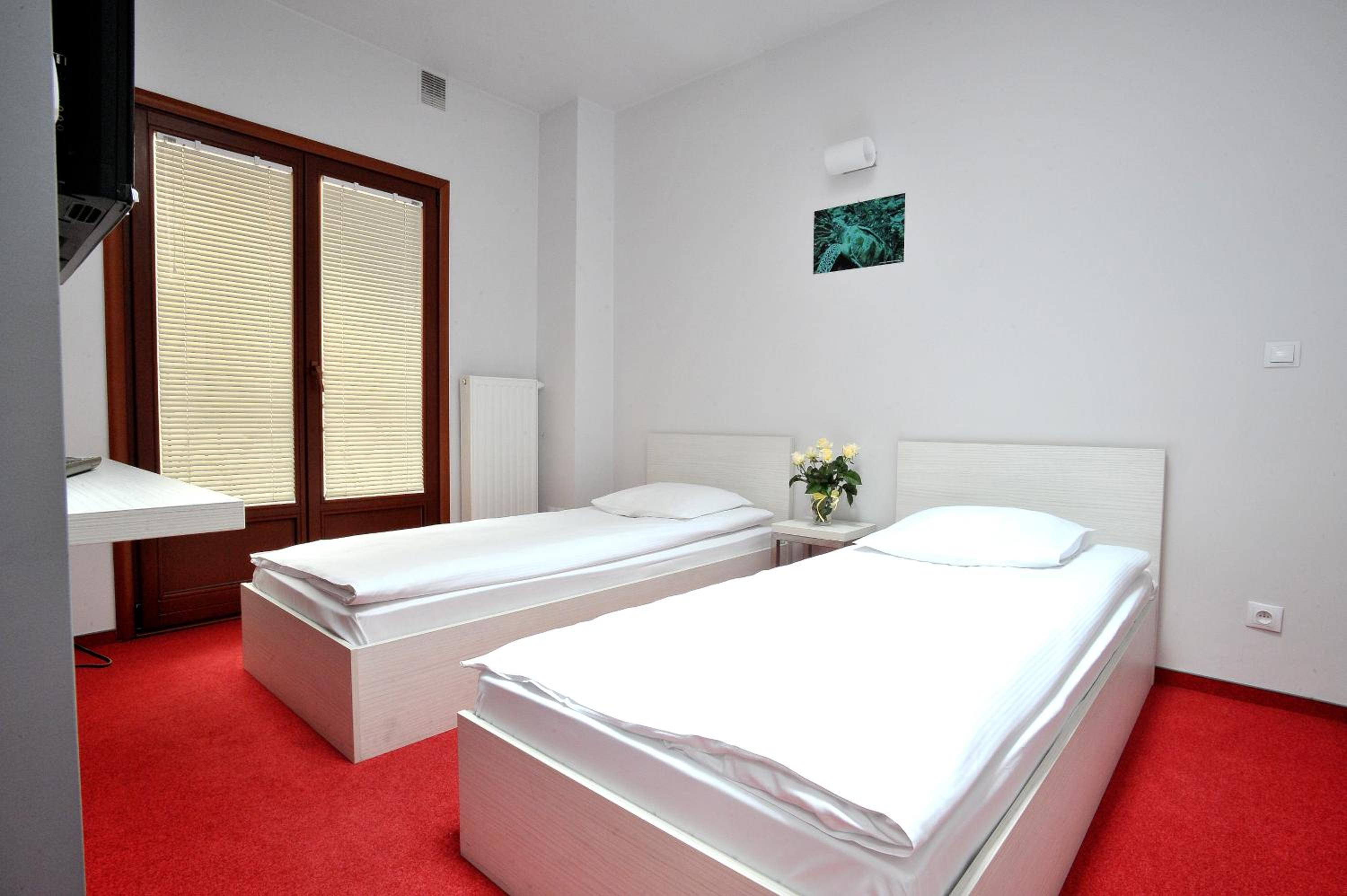 Standard Twin Room - Photo 1