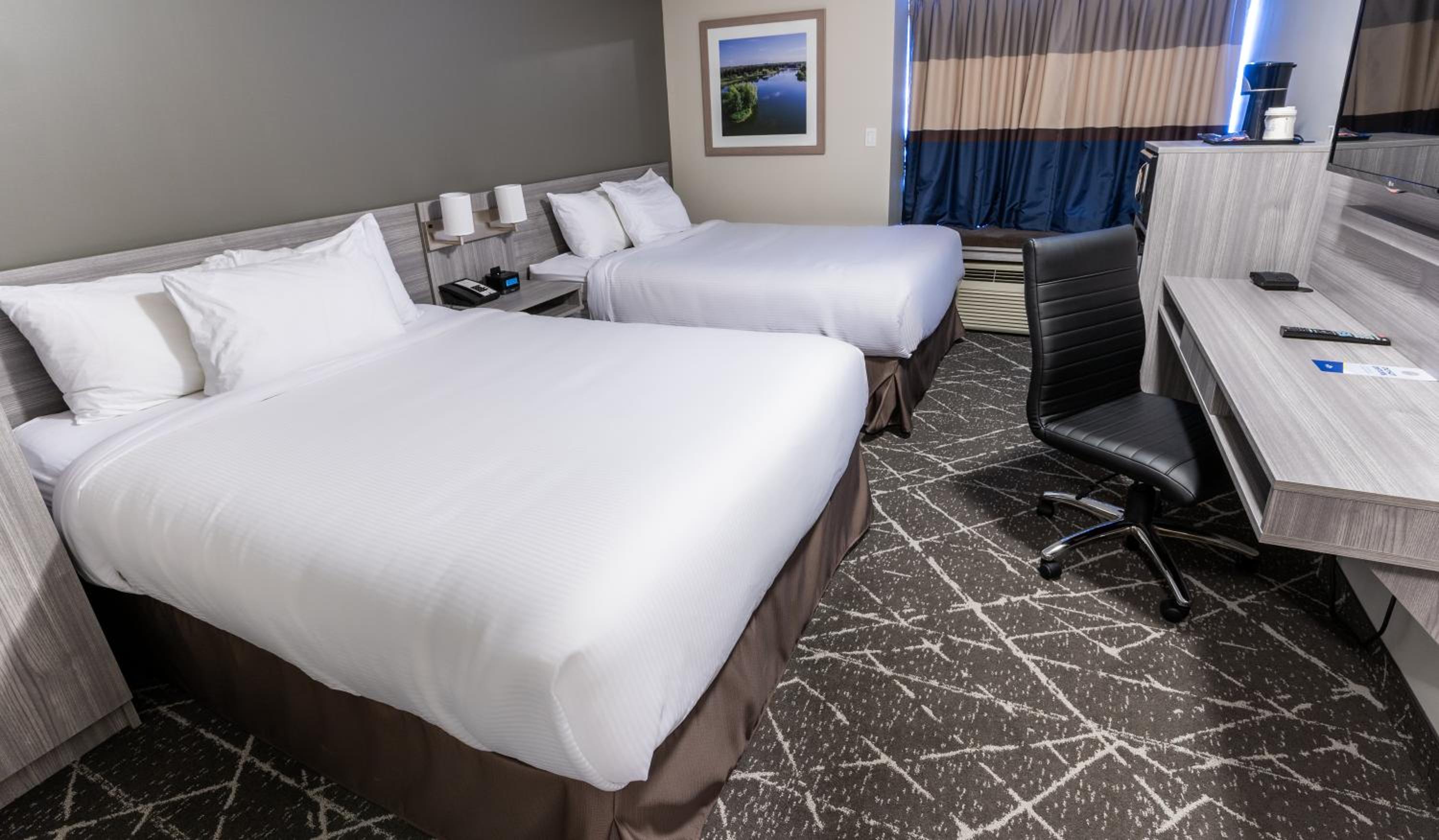 Deluxe Queen Room with Two Queen Beds - Non-Smoking photo 3