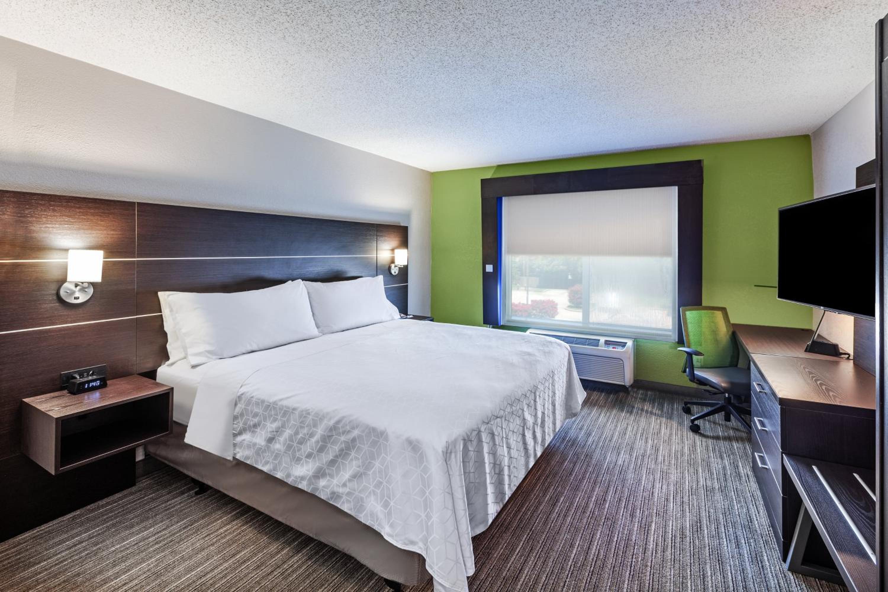 Standard King Room with Roll-in Shower - Mobility Accessible - Photo 2