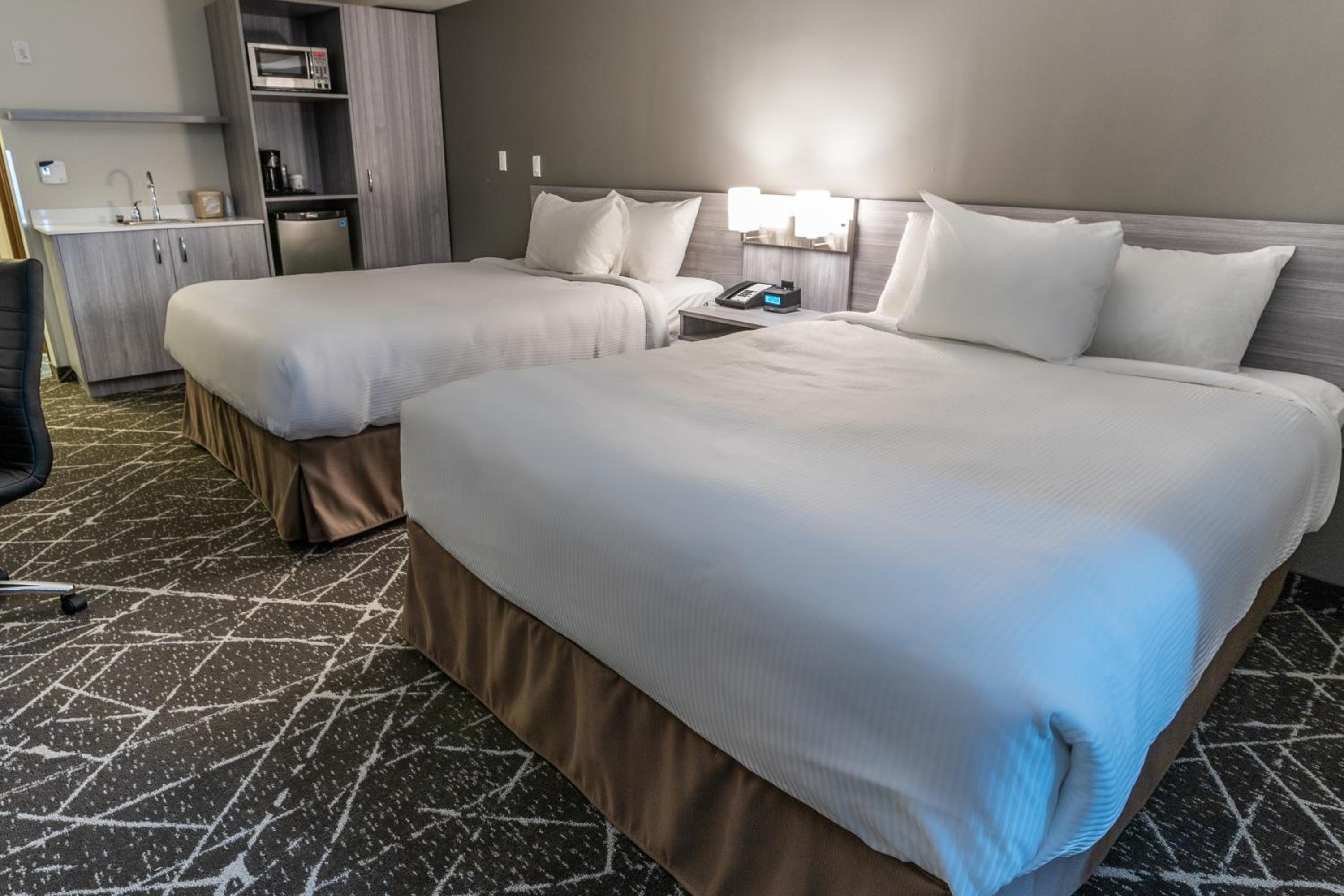 Business Queen Room with Two Queen Beds - Non-Smoking photo 3