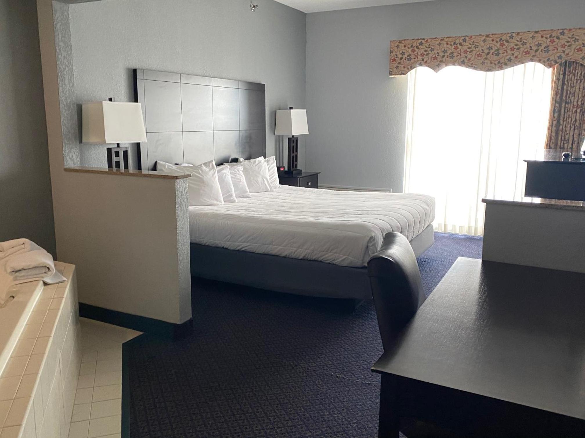 King Suite with Jacuzzi - Lakeside - Non-Smoking - Photo 2