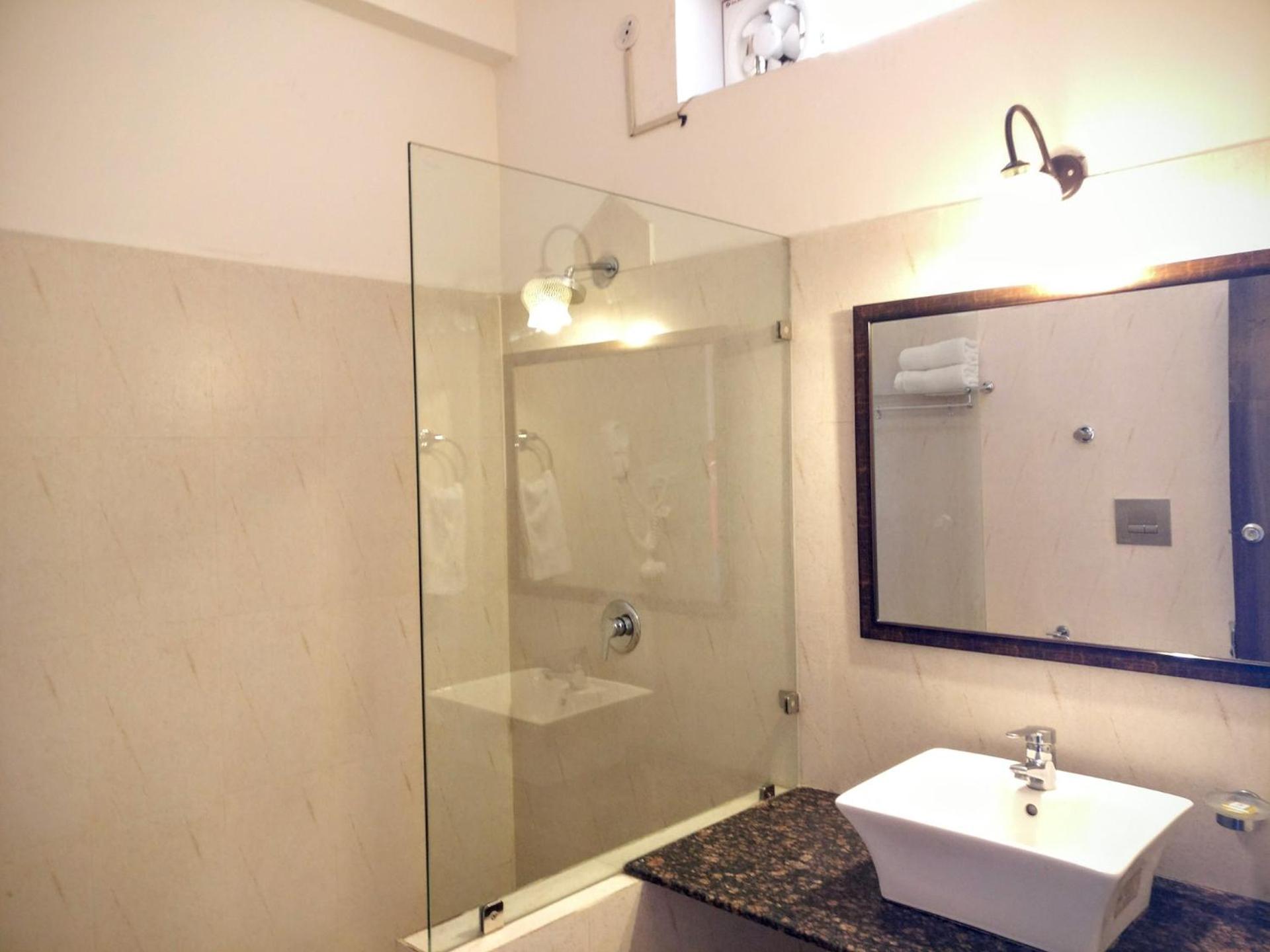 Junior Suite – Includes free pickup from airport/ train station / bus station via tuk-tuk, & a dedicated travel desk to assist with local sightseeing tours, intercity travel arrangements & activities. - Photo 9