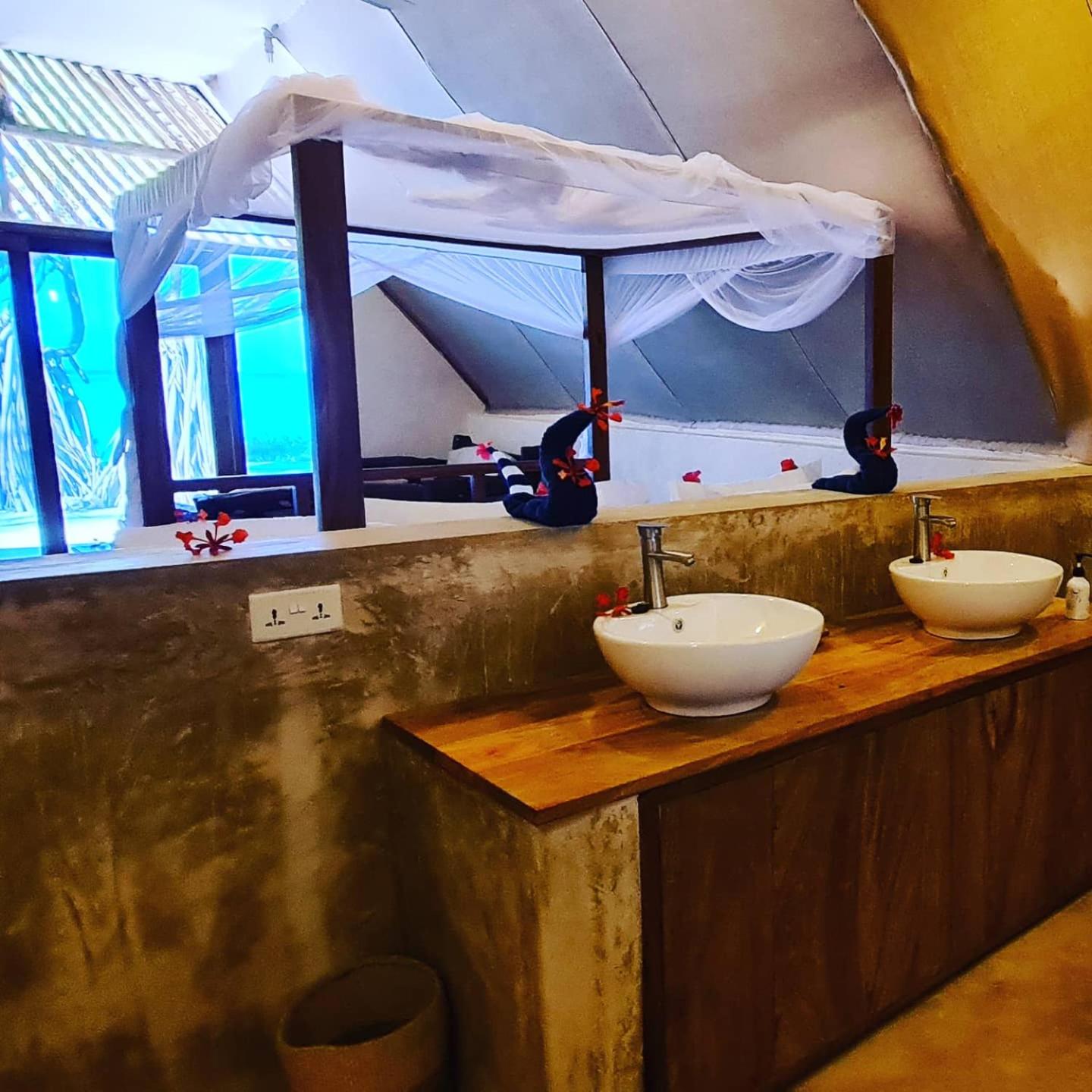 Ocean Front Bungalow - Photo 5