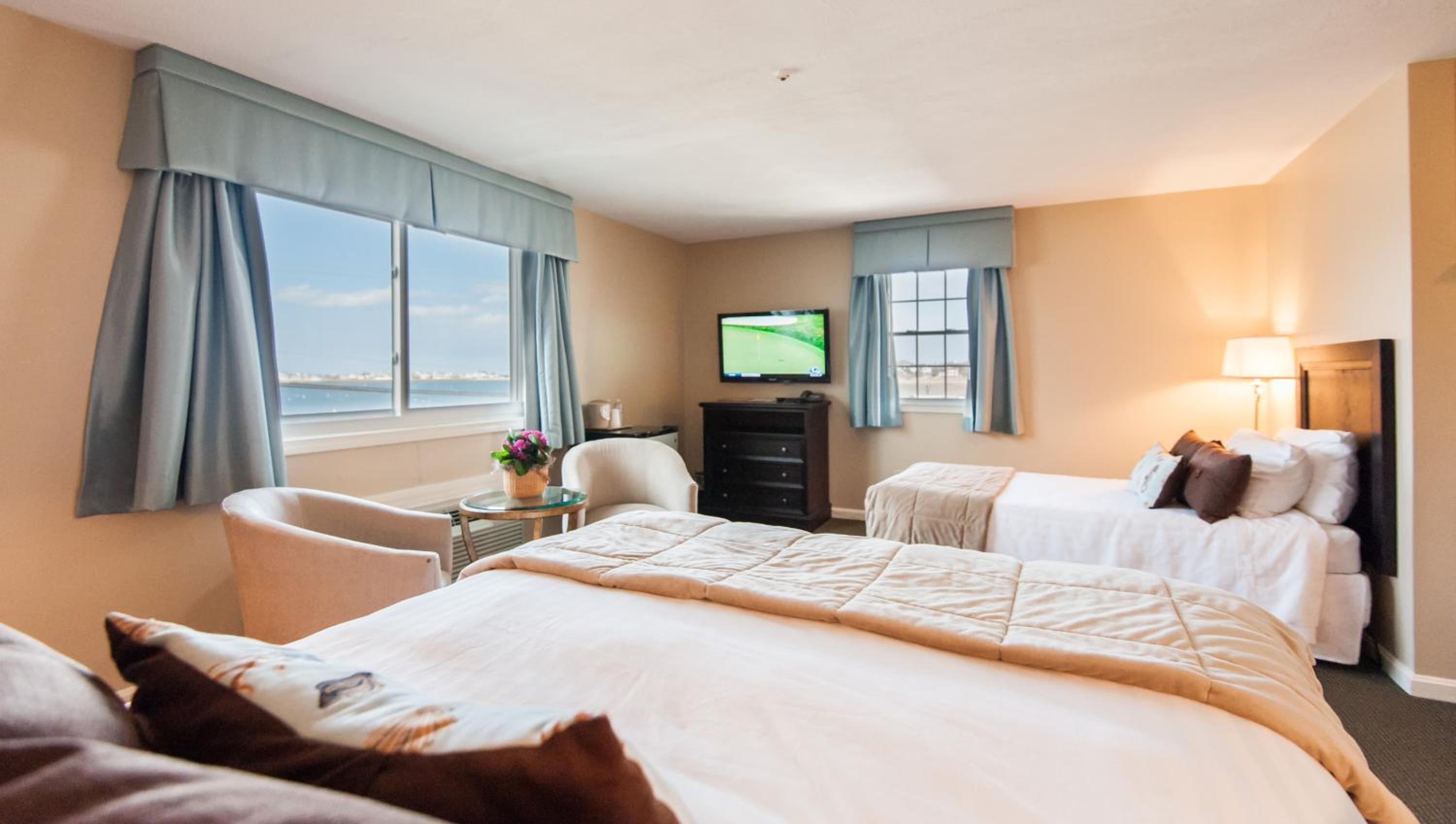 Queen Room with Twin Bed Non-Smoking photo 1