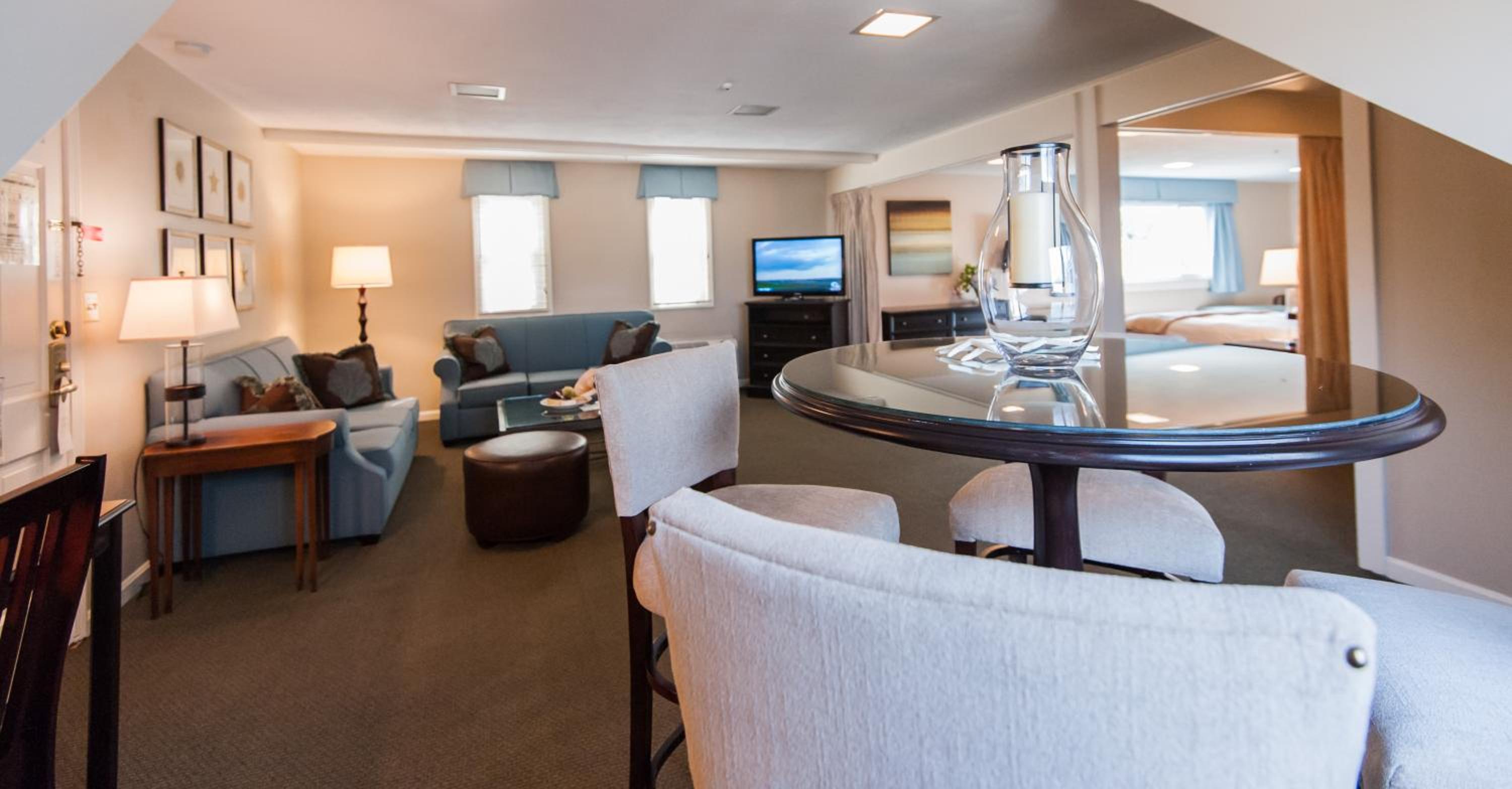 Deluxe Queen Room with Two Queen Beds - Non-Smoking photo 3
