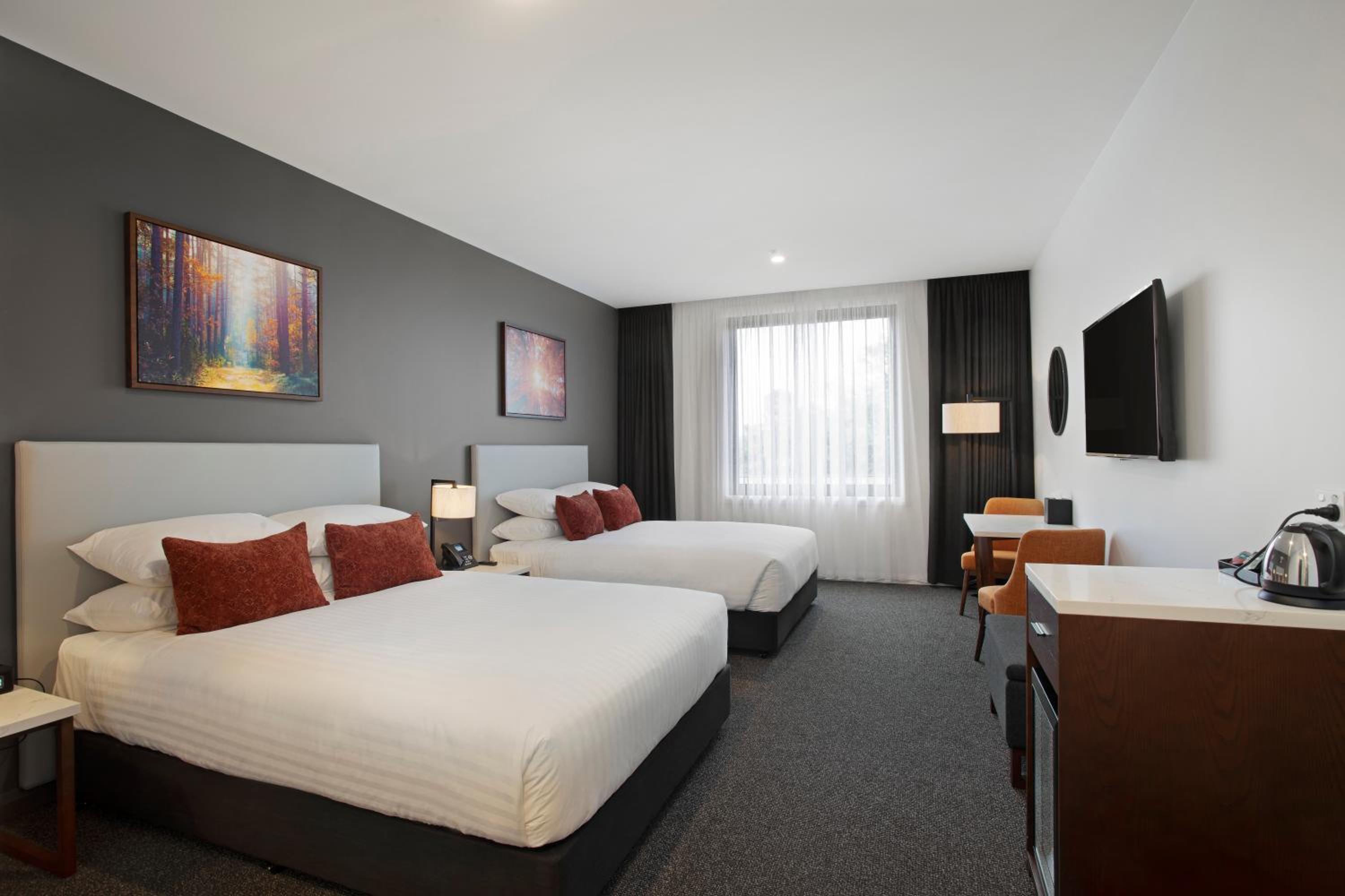 Standard Room with 2 Queen Beds - Photo 6