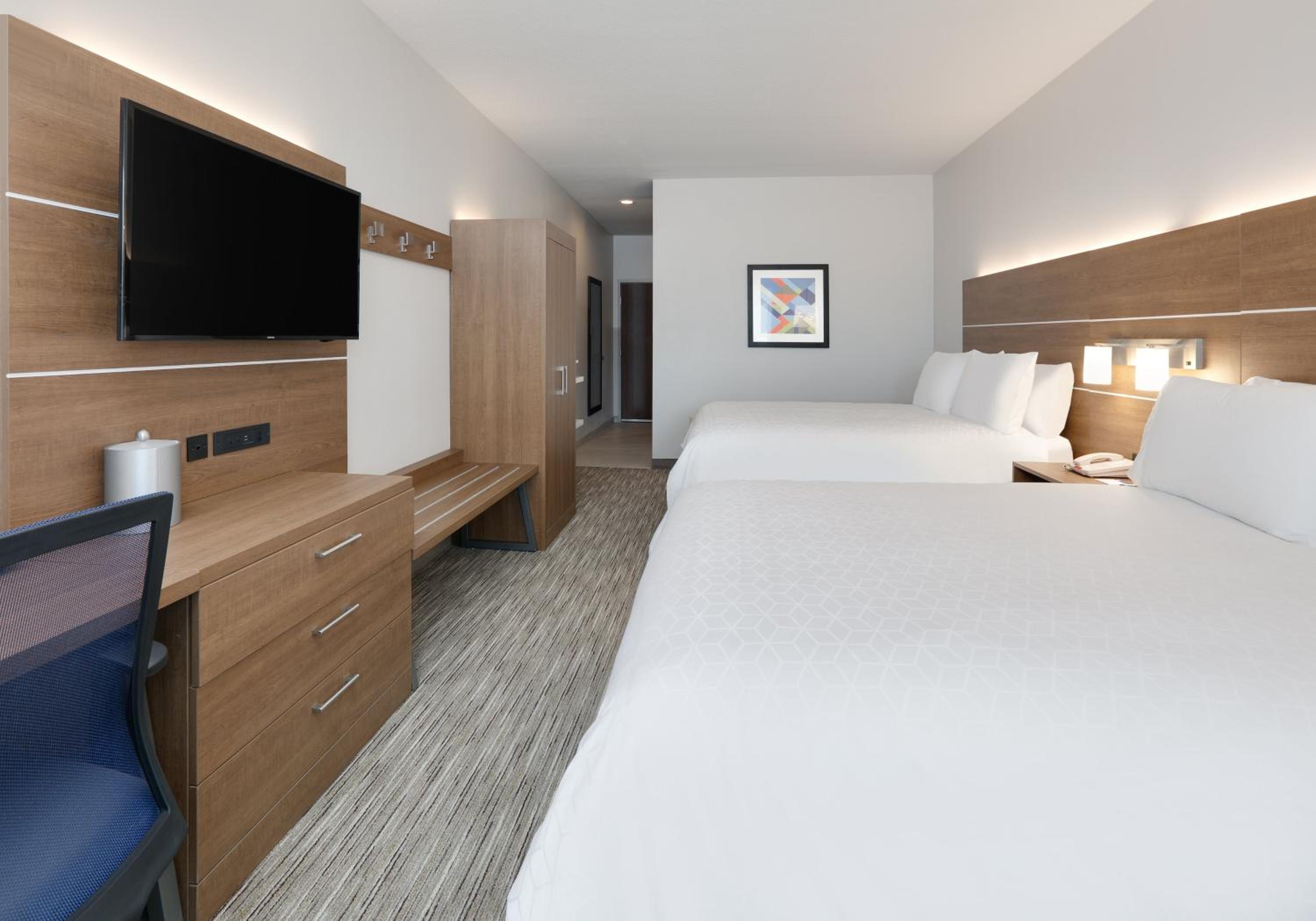 Standard Room with Two Queen Beds - Photo 5