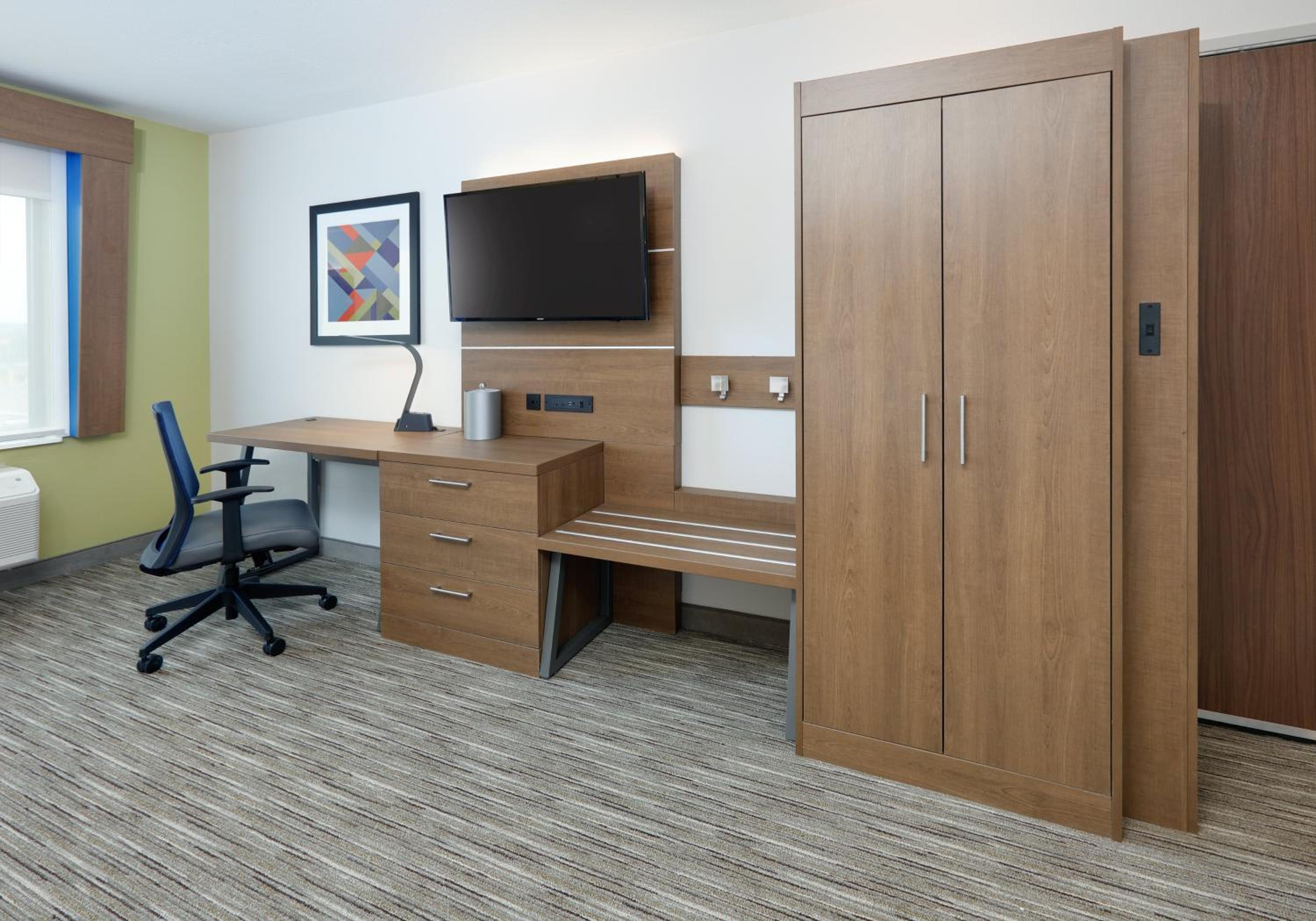 Standard Room with Two Queen Beds - Photo 7