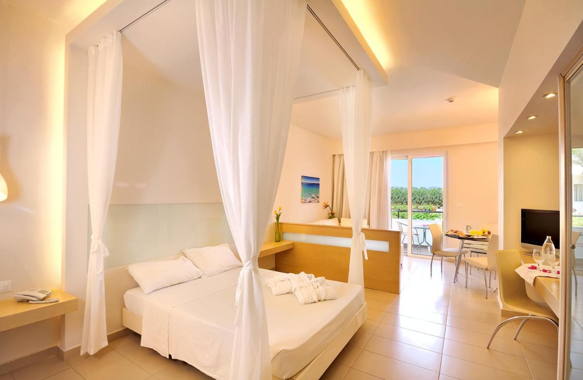 One-Bedroom Suite (3 Adults) - Photo 1
