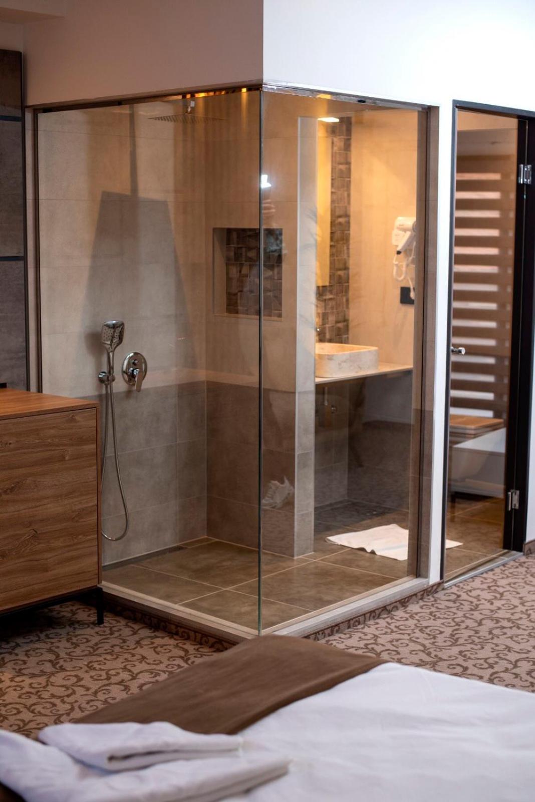 Deluxe Double or Twin Room - Photo 11
