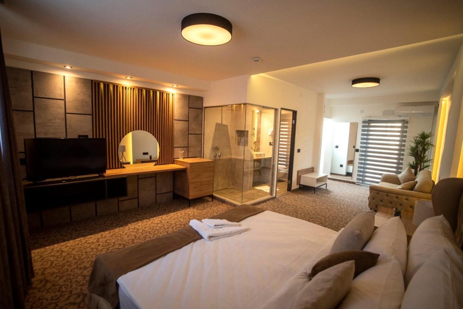 Deluxe Double or Twin Room - Photo 15