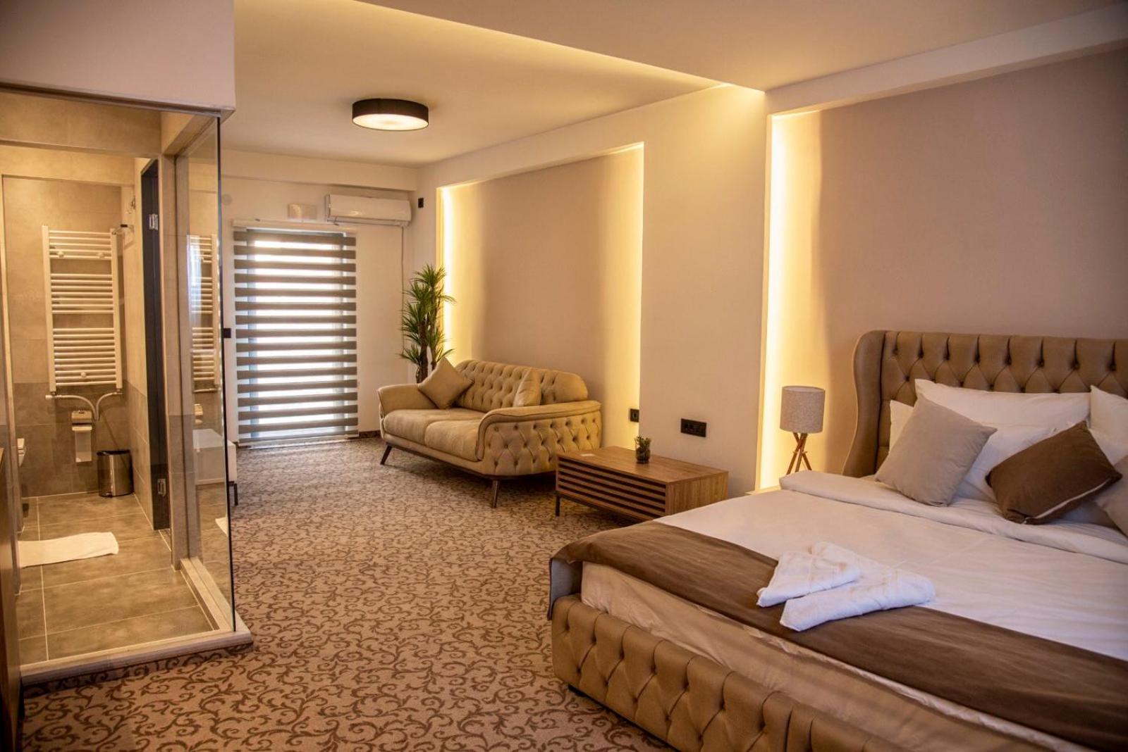 Deluxe Double or Twin Room - Photo 13