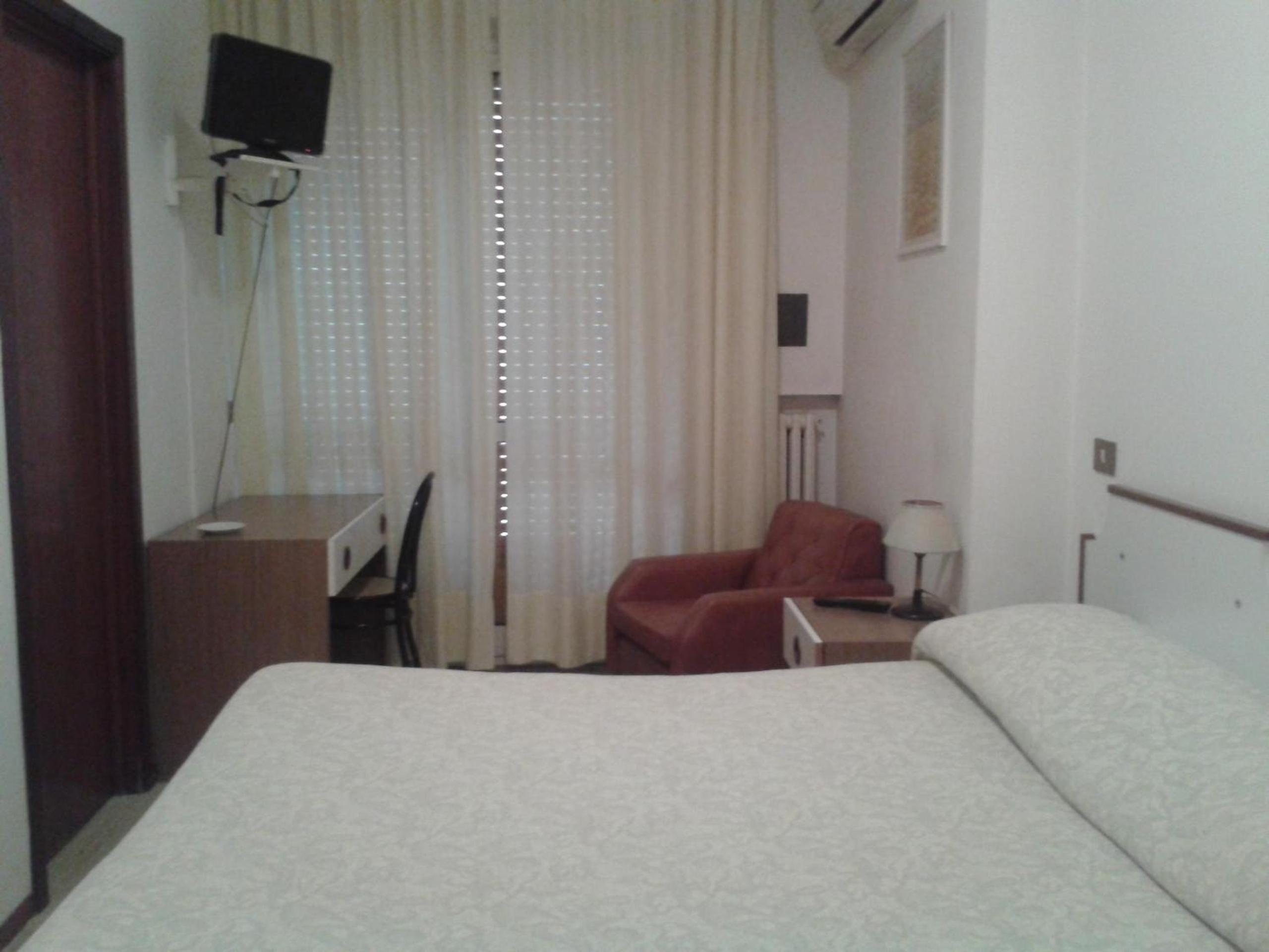 Double or Twin Room with Air-Conditioning photo 1