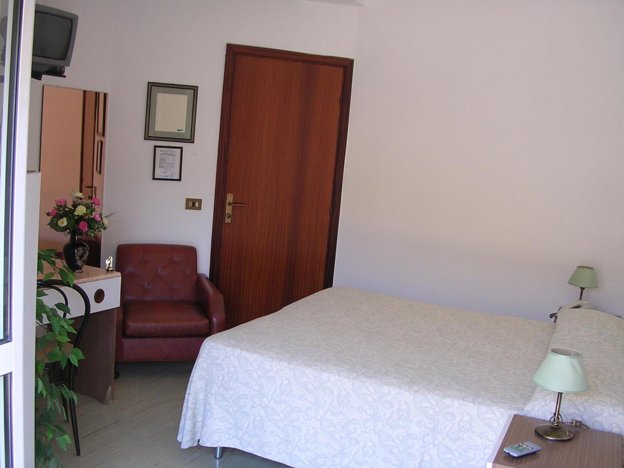 Double or Twin Room with Air-Conditioning photo 3
