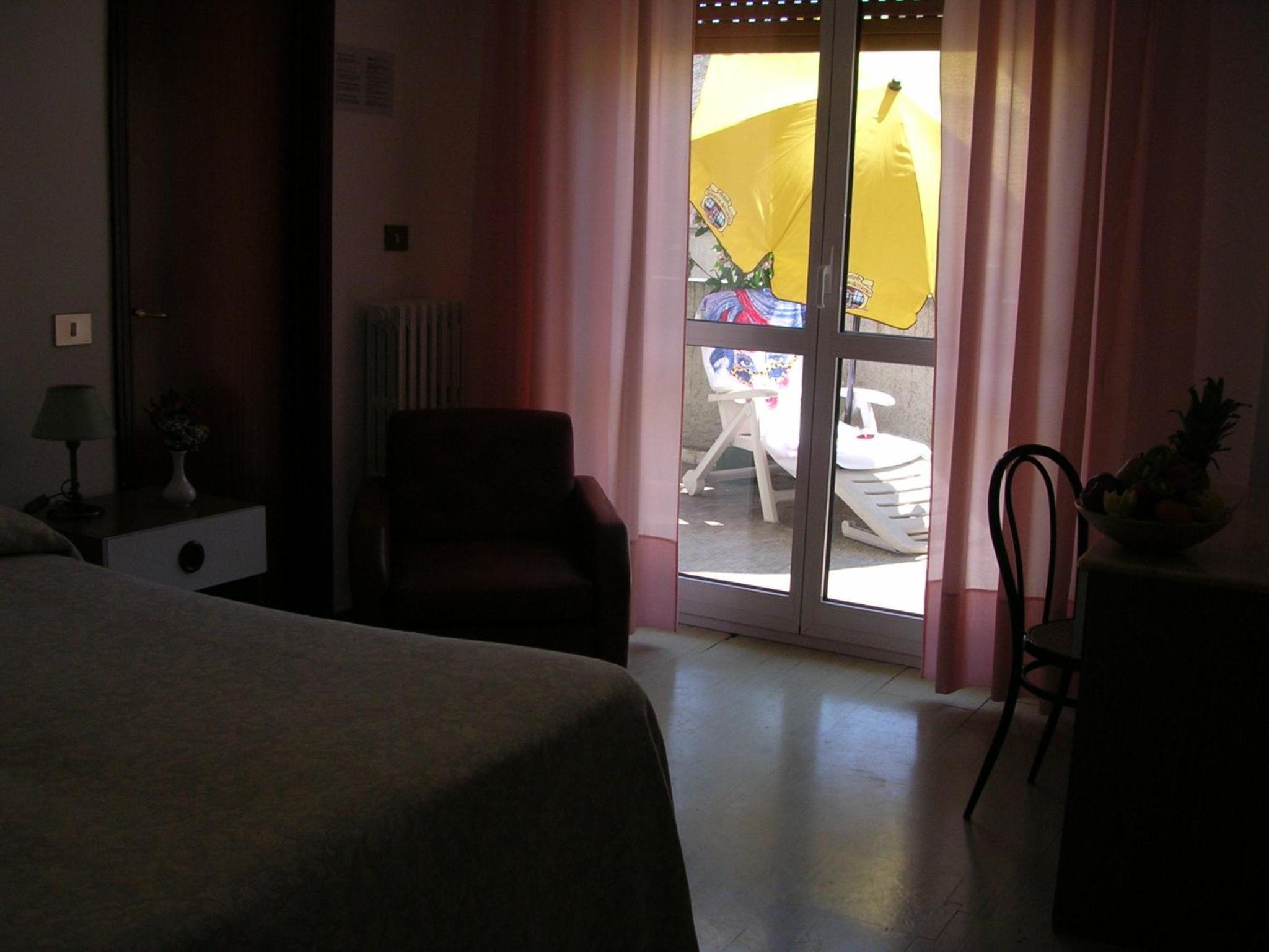Double or Twin Room with Air-Conditioning photo 2