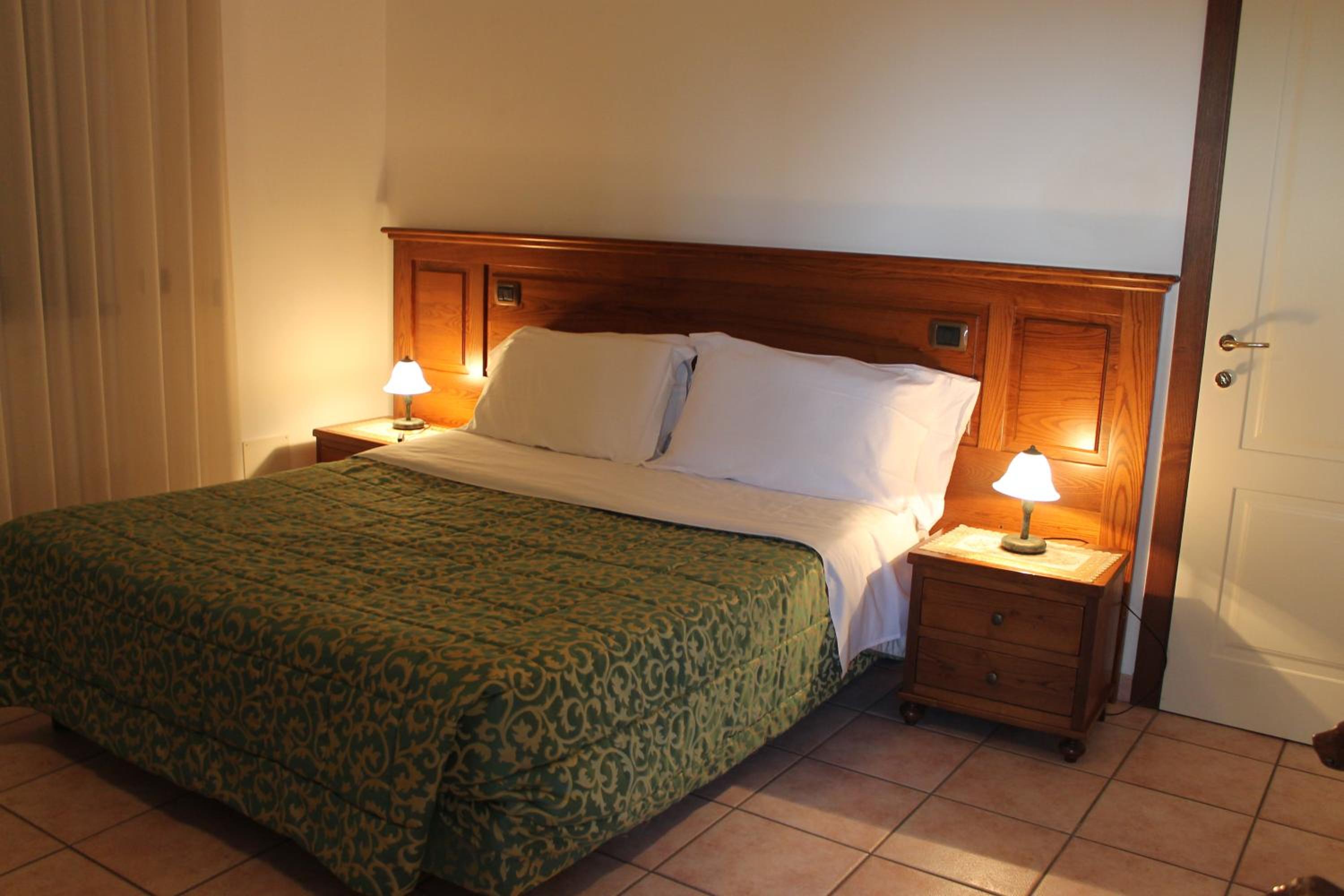 Quadruple Room with Bathroom - Photo 9