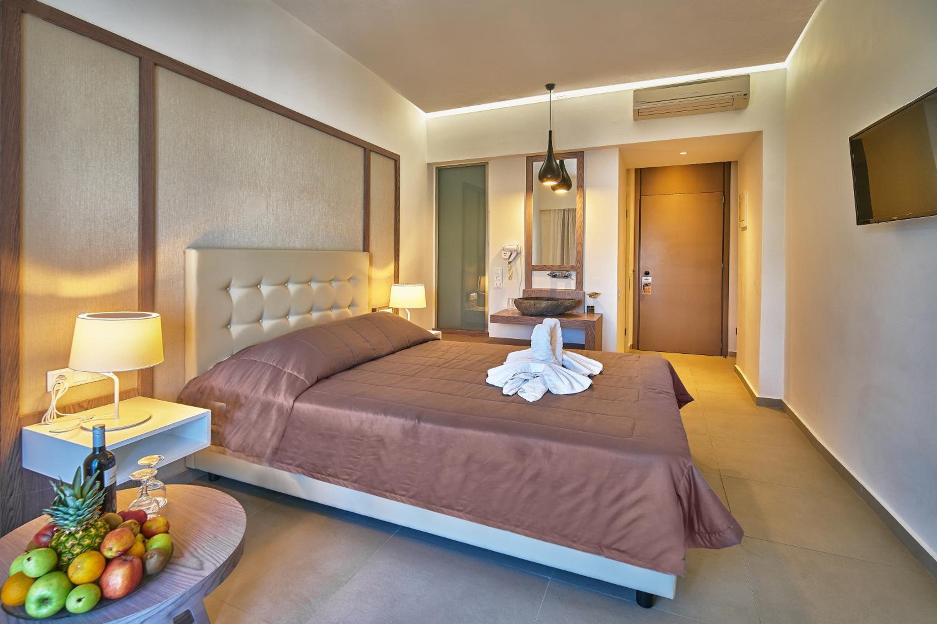 Deluxe Double Room with Side Sea View - Photo 1