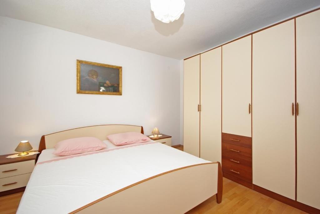Two-Bedroom Apartment with Terrace and Sea View photo 2