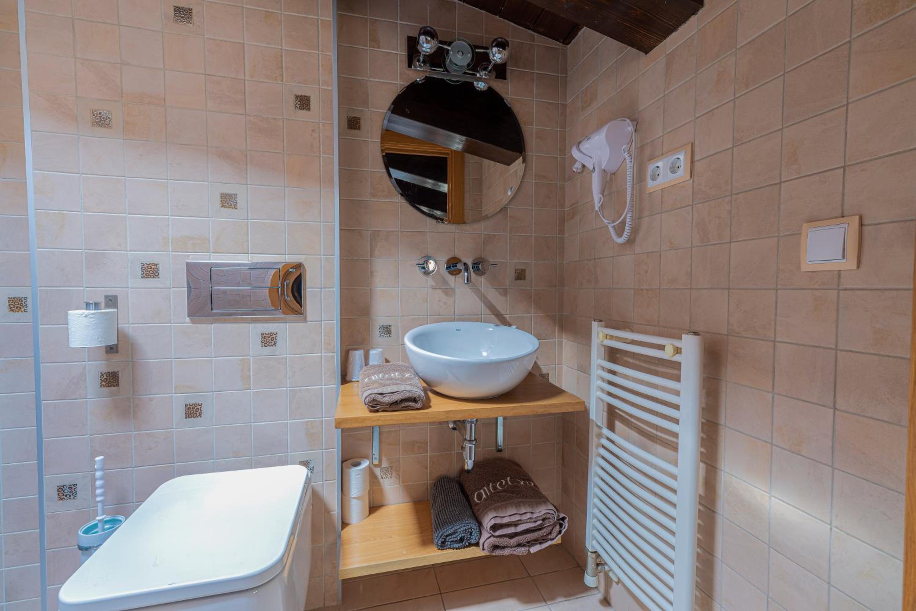 Six-Bedroom House photo 2