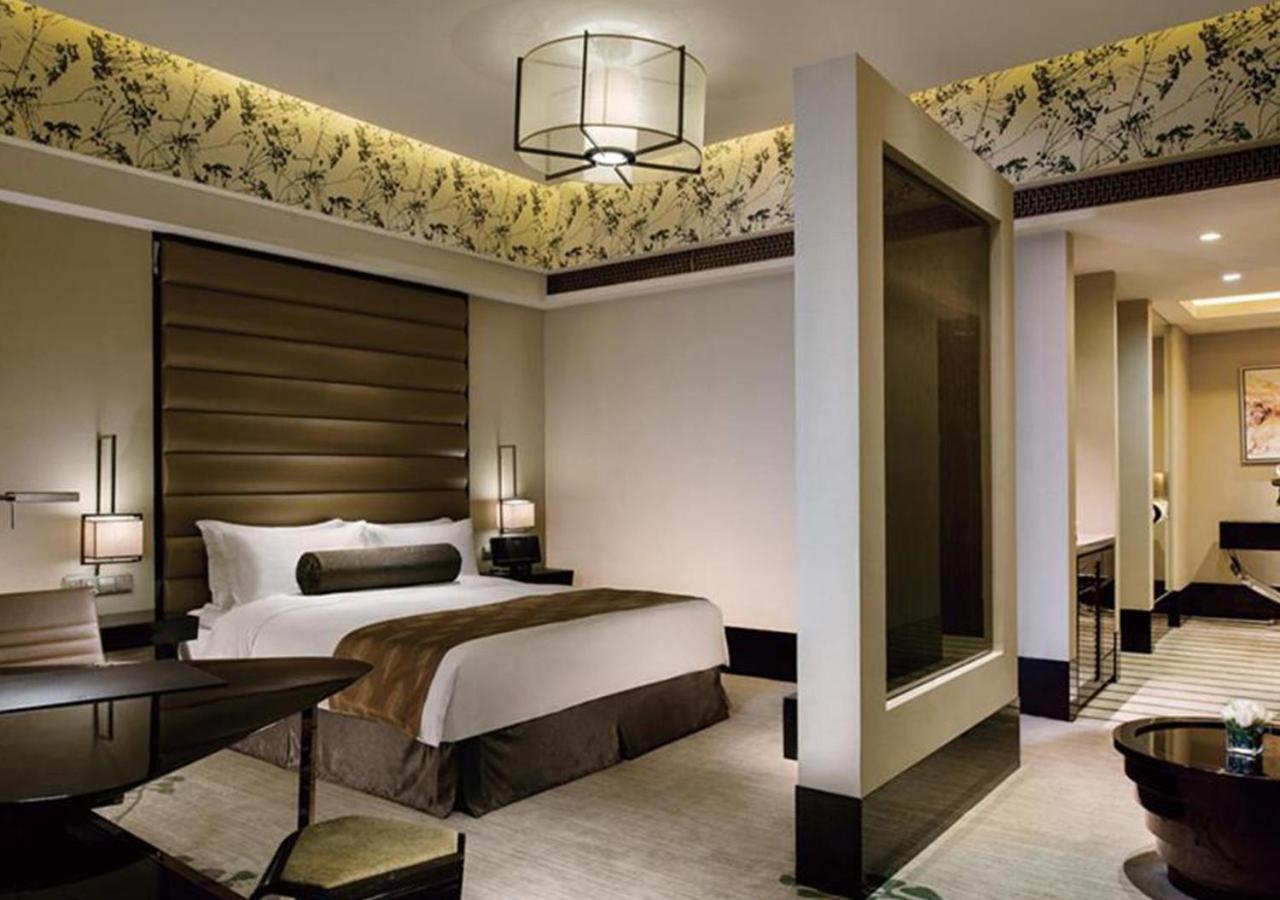 Suite - Photo 1