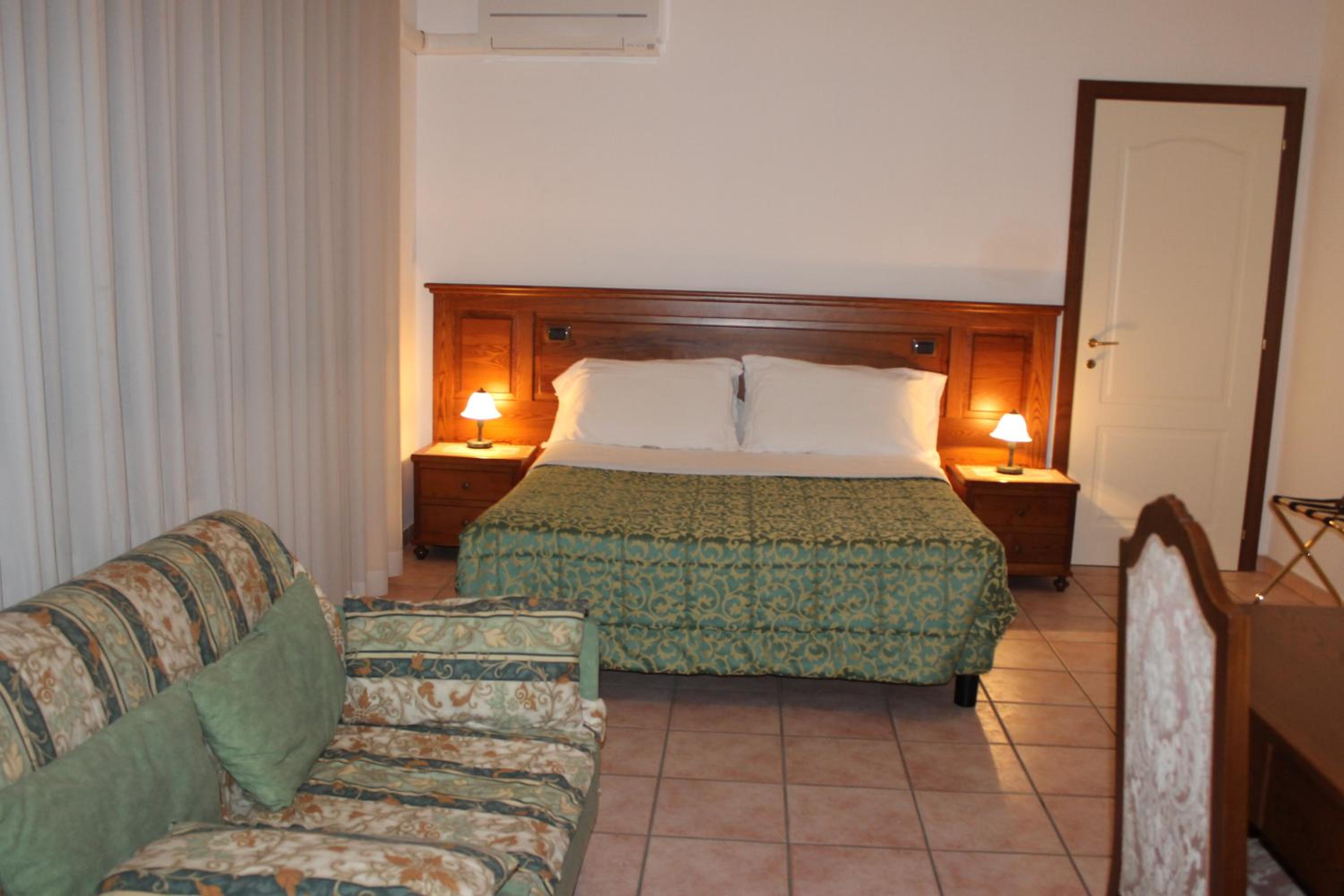 Two-Bedroom Apartment (5 Adults) - Photo 4