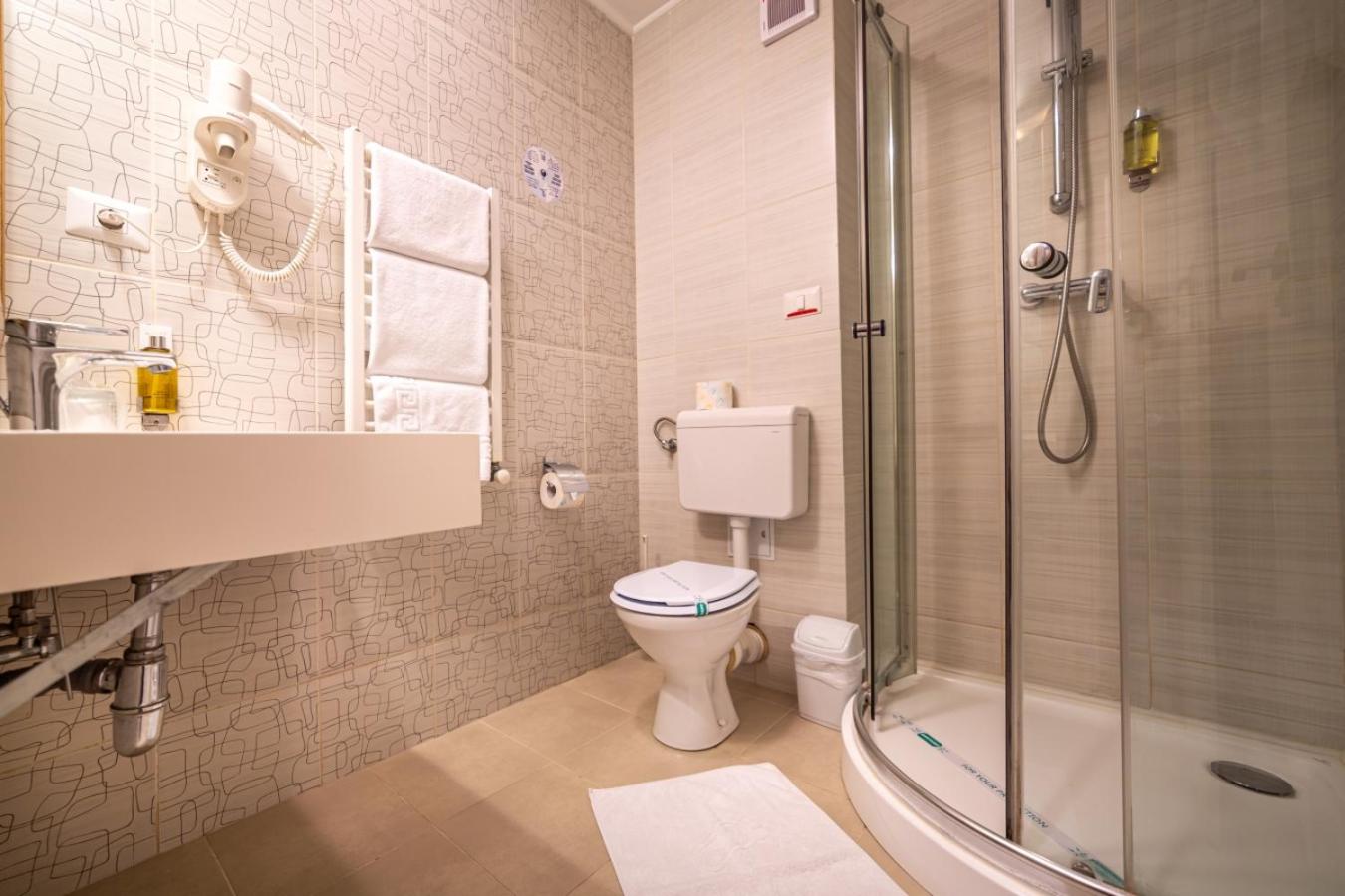 Twin Room 4**** - Photo 12