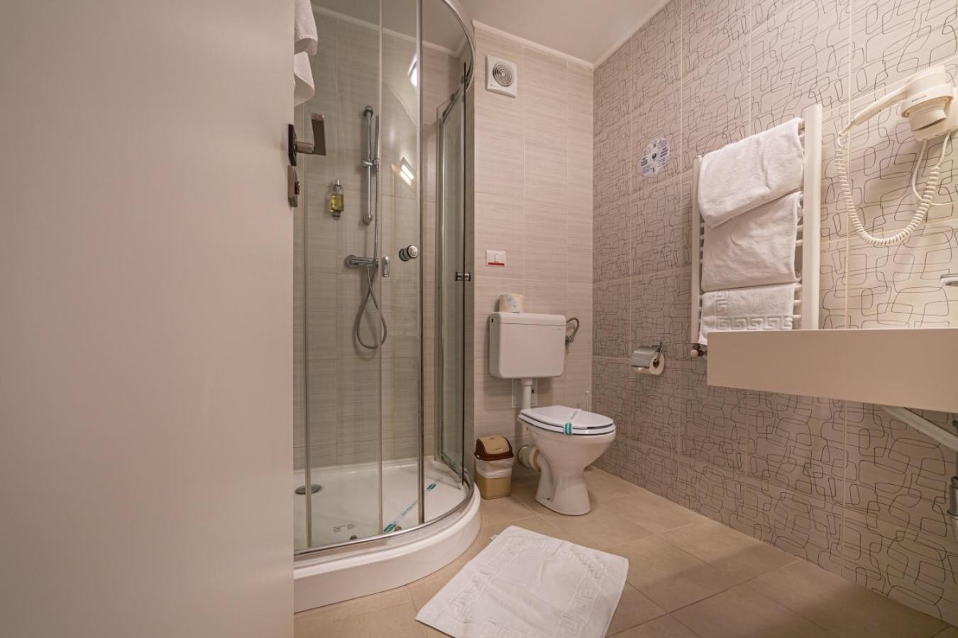 Twin Room 4**** - Photo 2