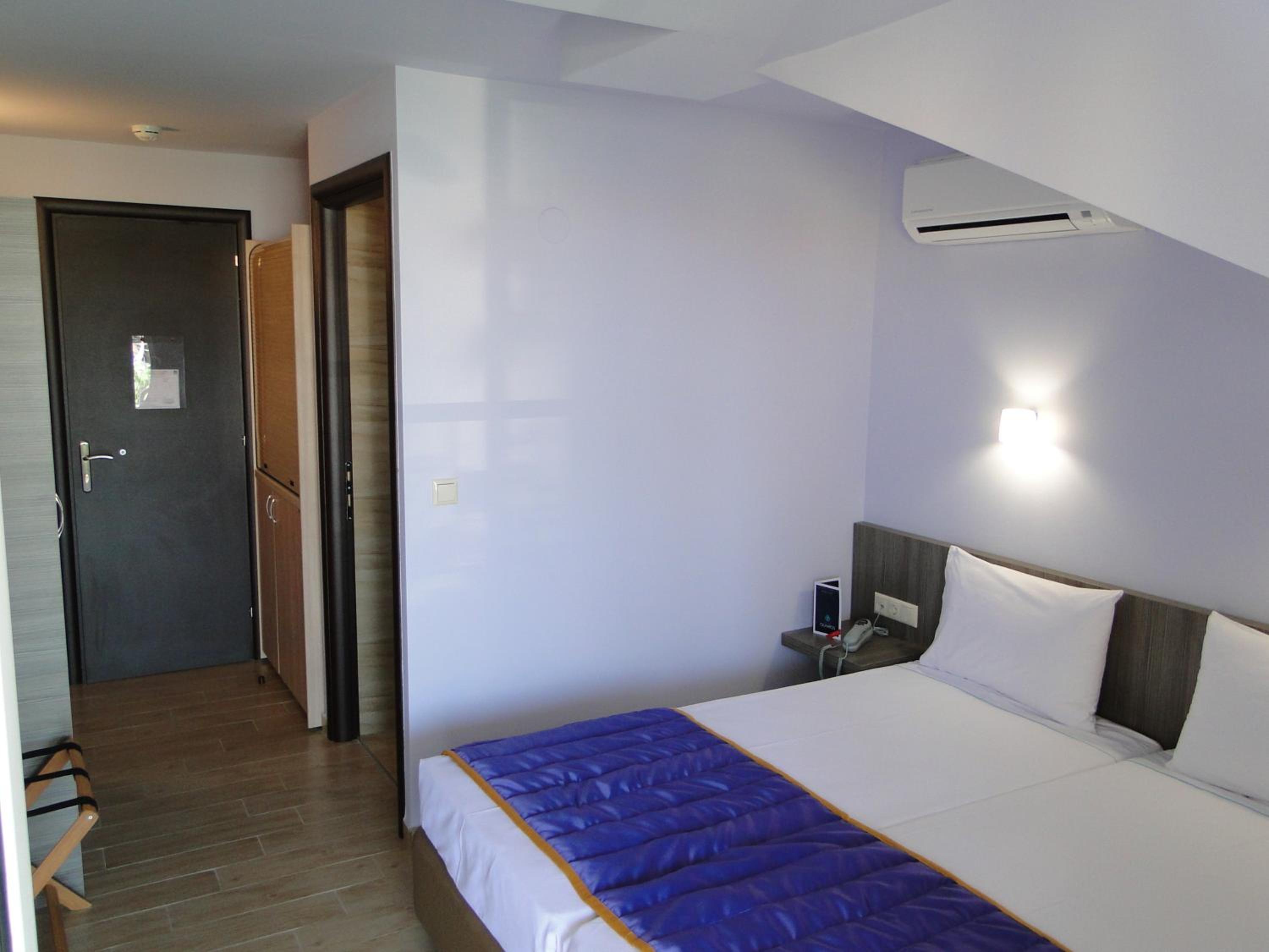 Twin Room - Photo 3