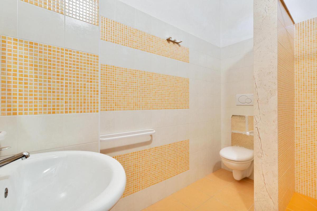 Five-Bedroom House photo 2