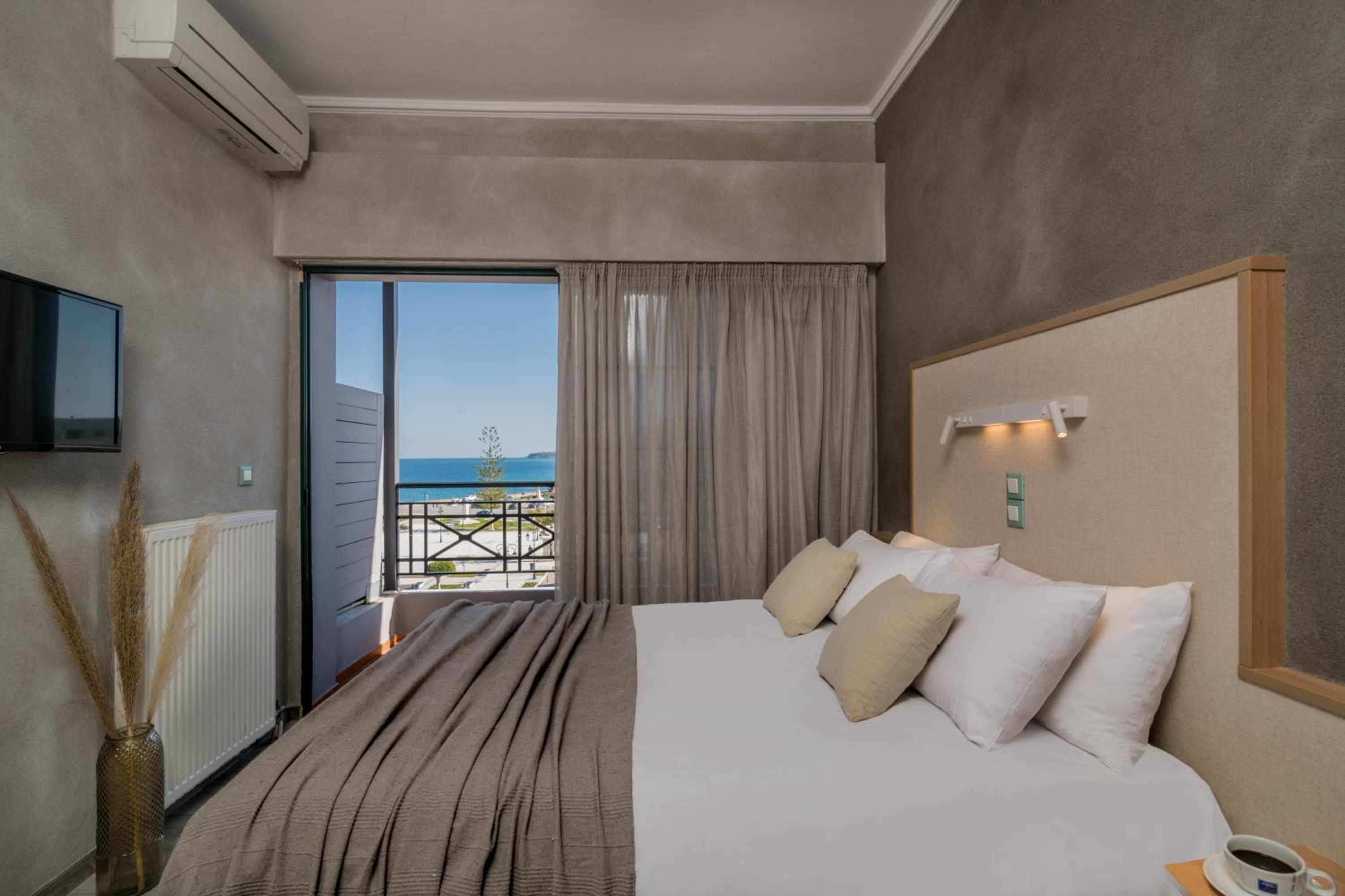 Double or Twin Room with Sea View photo 3