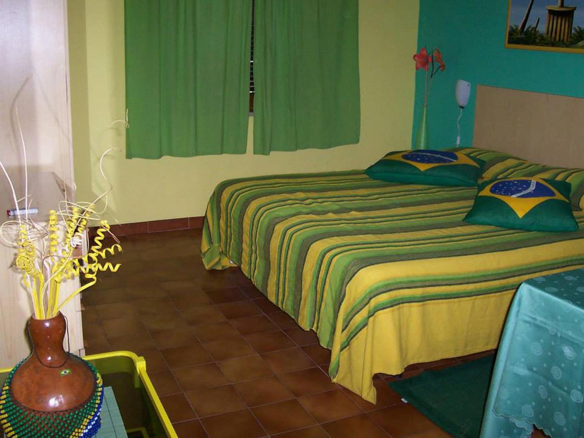 Two Connecting Rooms (6 Adults) photo 2