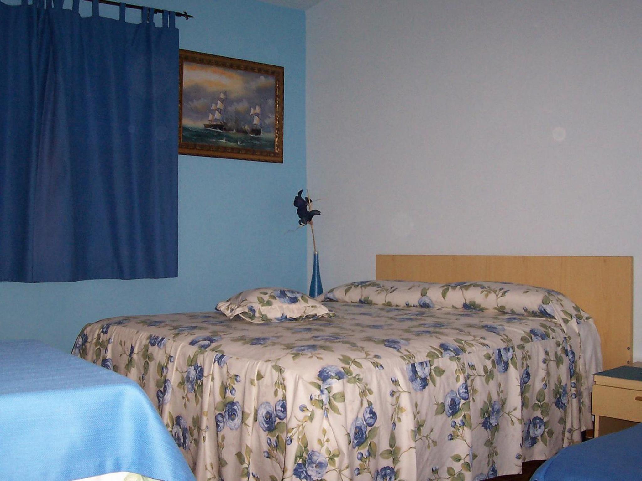 Two Connecting Rooms (6 Adults) photo 3