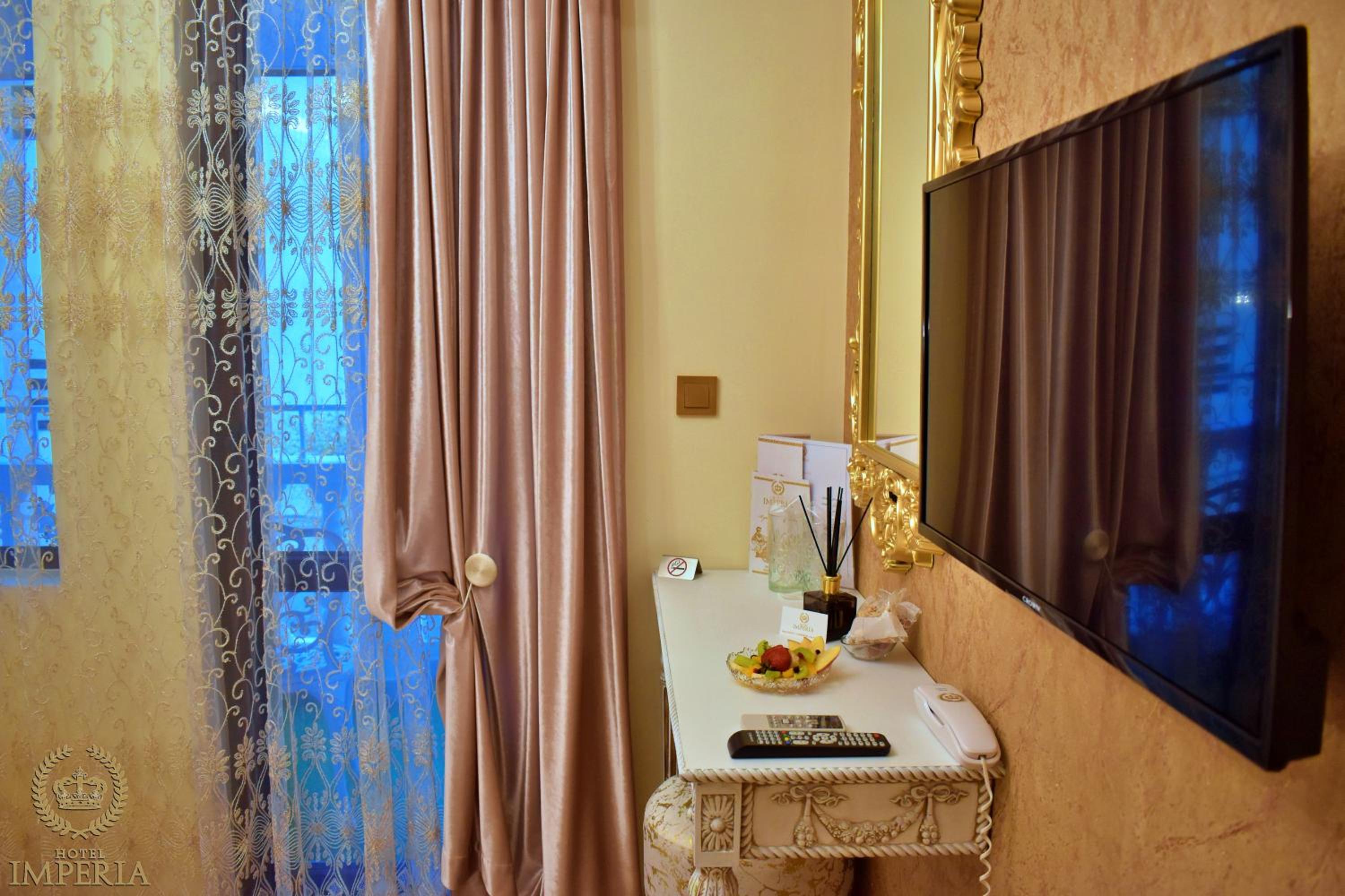 Deluxe Double Room with Balcony - Photo 4