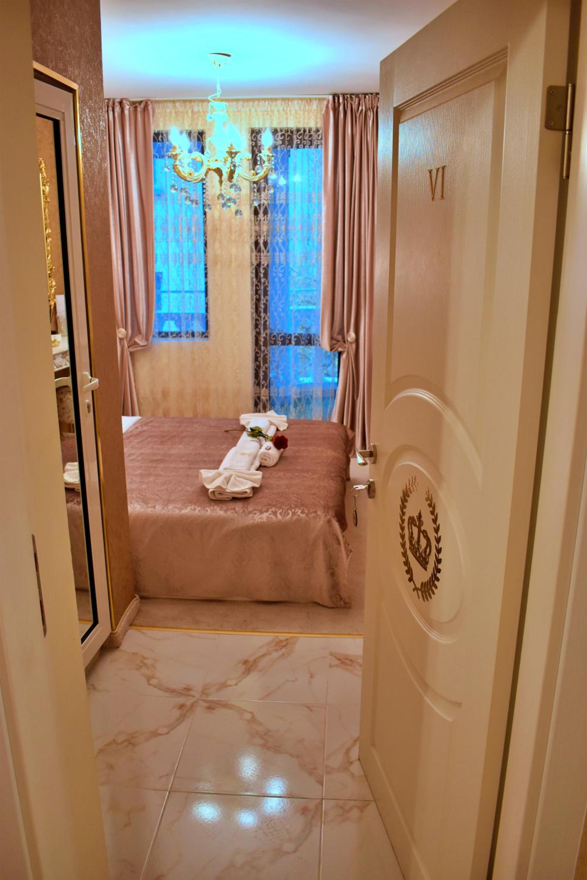 Deluxe Double Room with Balcony - Photo 5