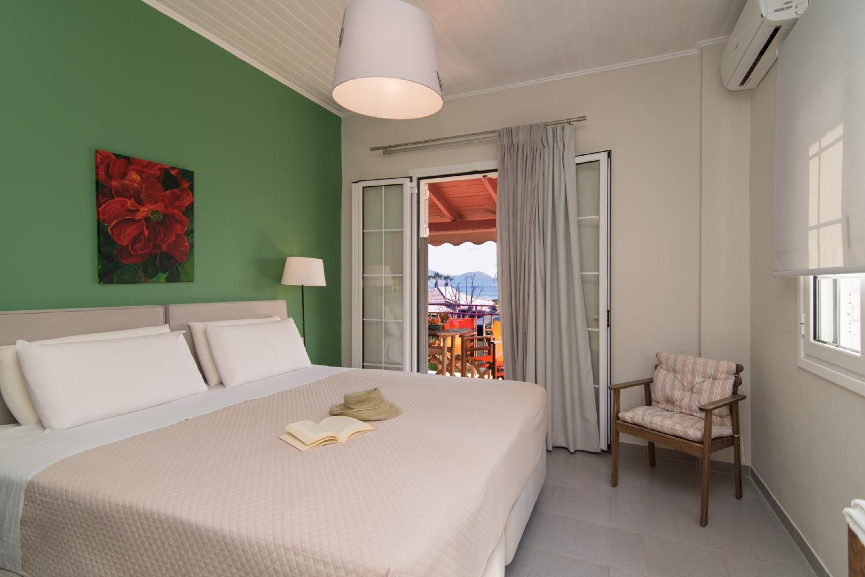 Superior Apartment with Garden and Partial Sea View photo 1