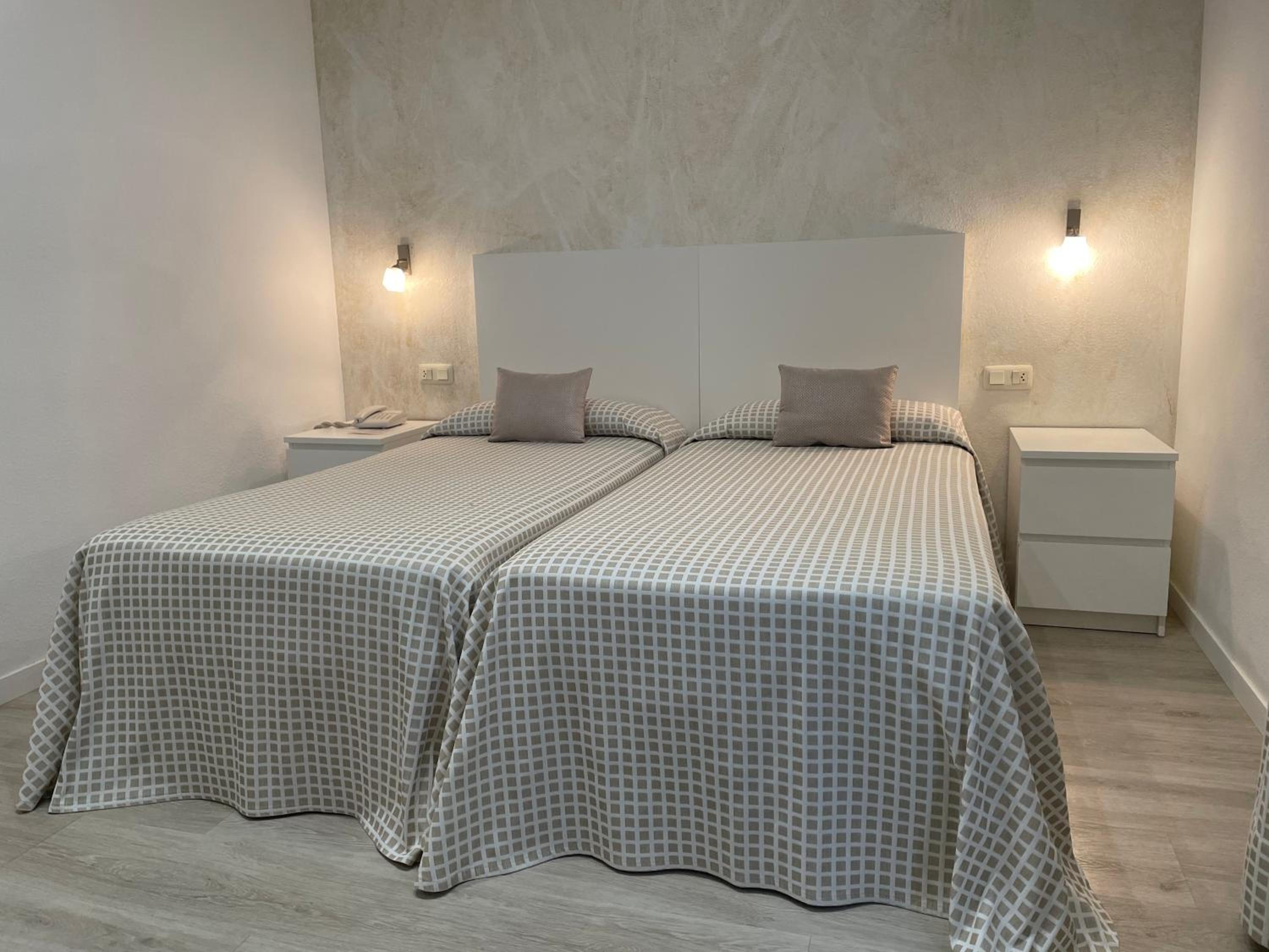 Double or Twin Room - Photo 2