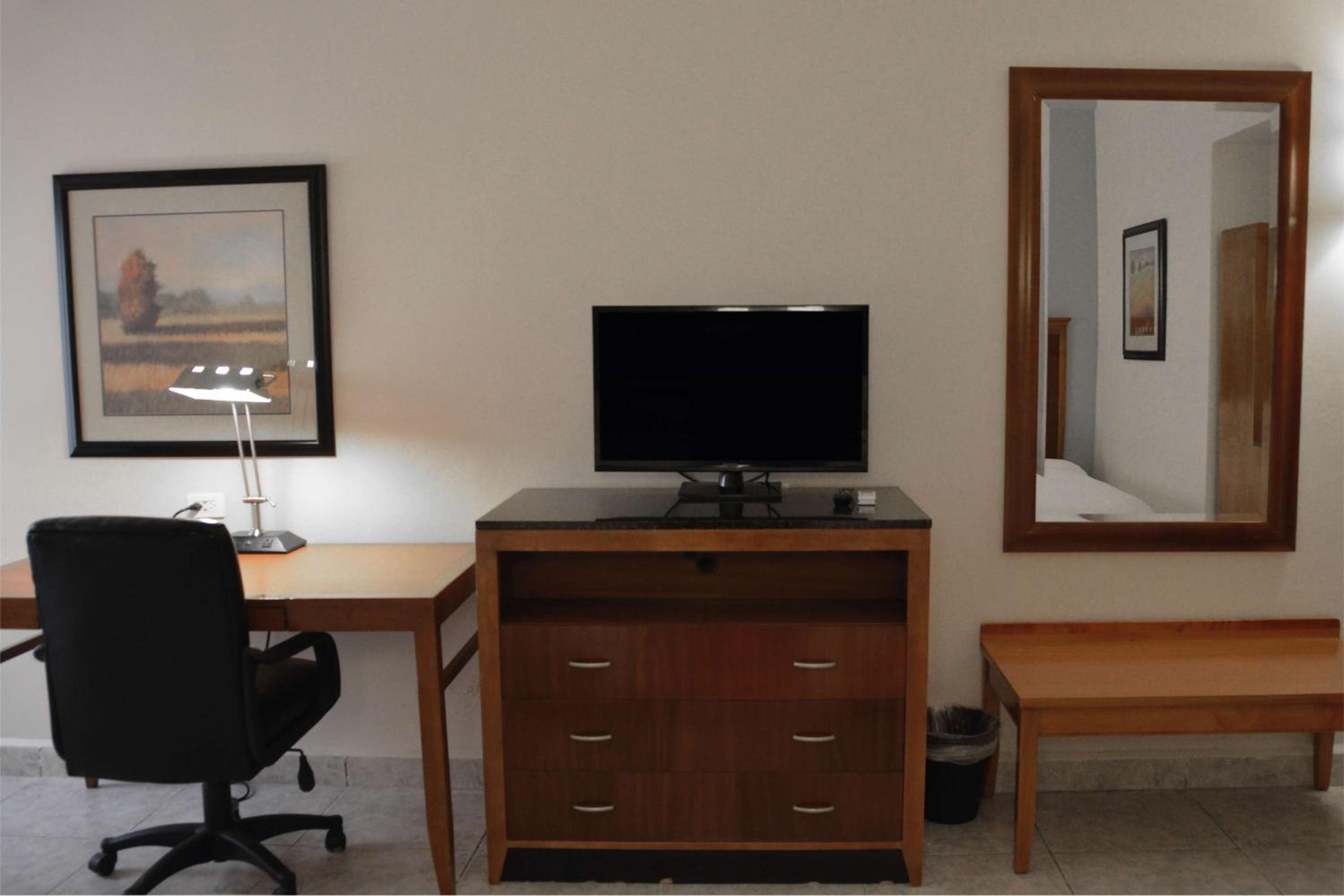 Queen Room with Two Queen Beds - Non-Smoking - Photo 2