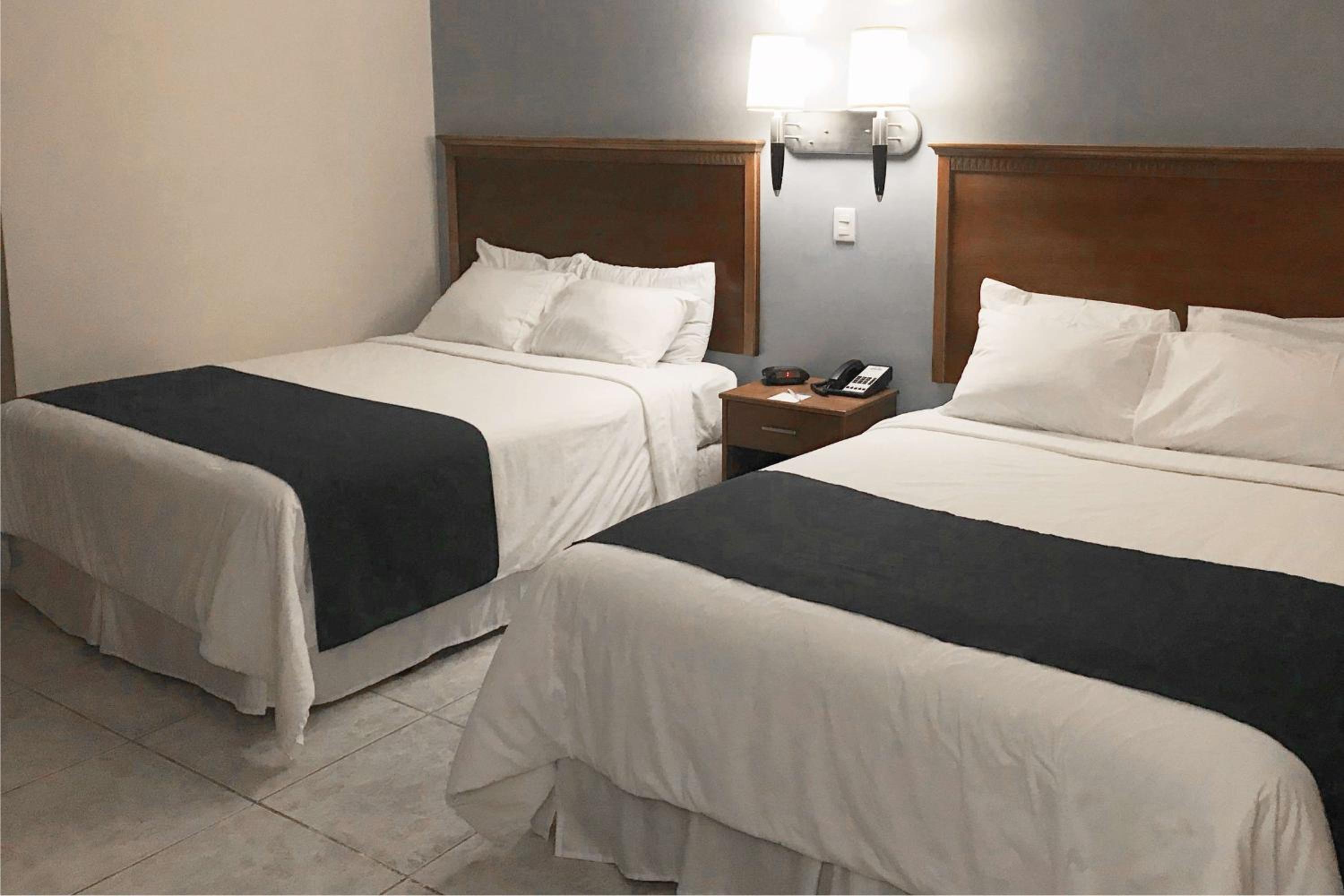 Queen Room with Two Queen Beds - Non-Smoking - Photo 3