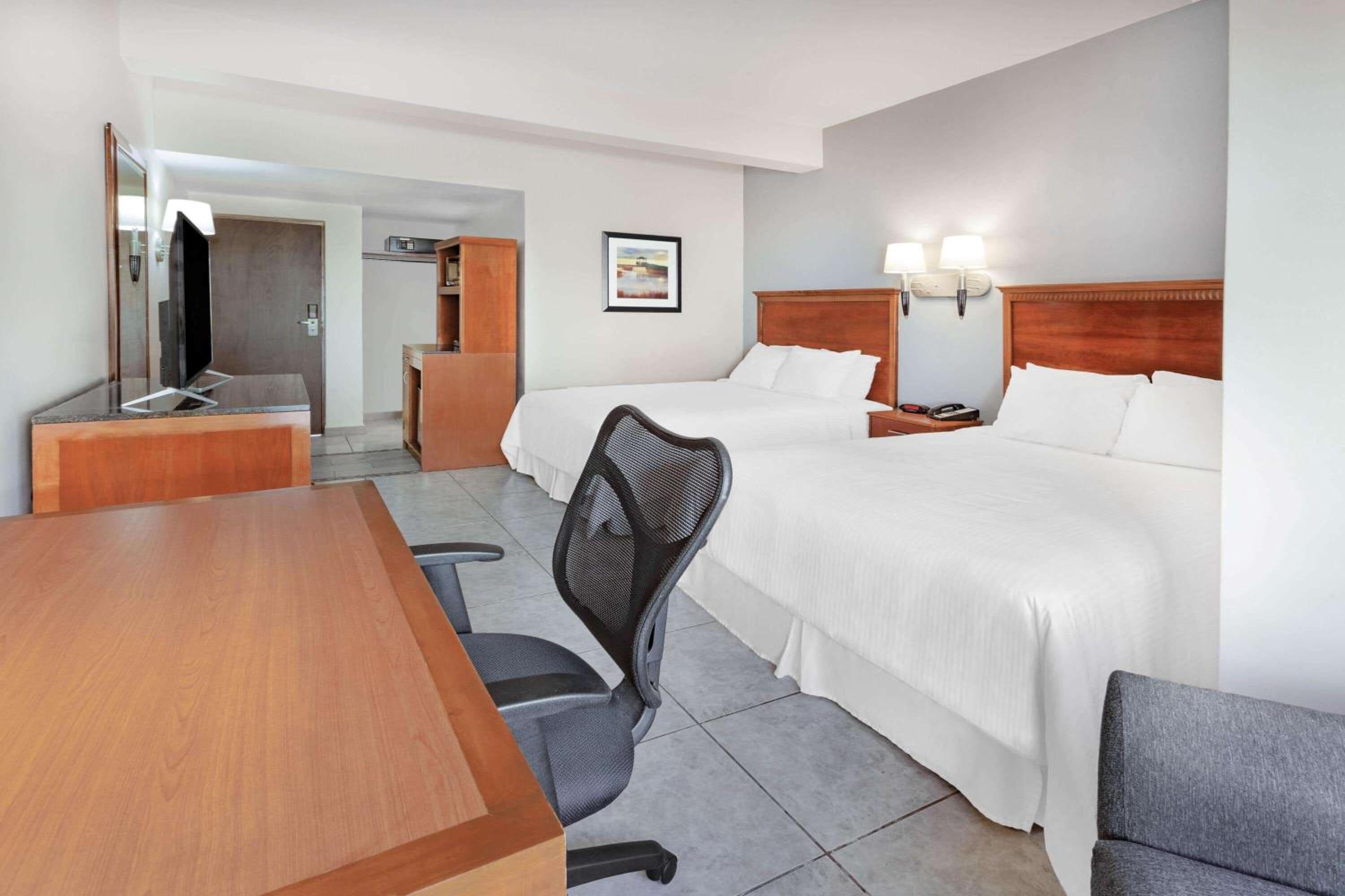 Queen Room with Two Queen Beds - Non-Smoking - Photo 4
