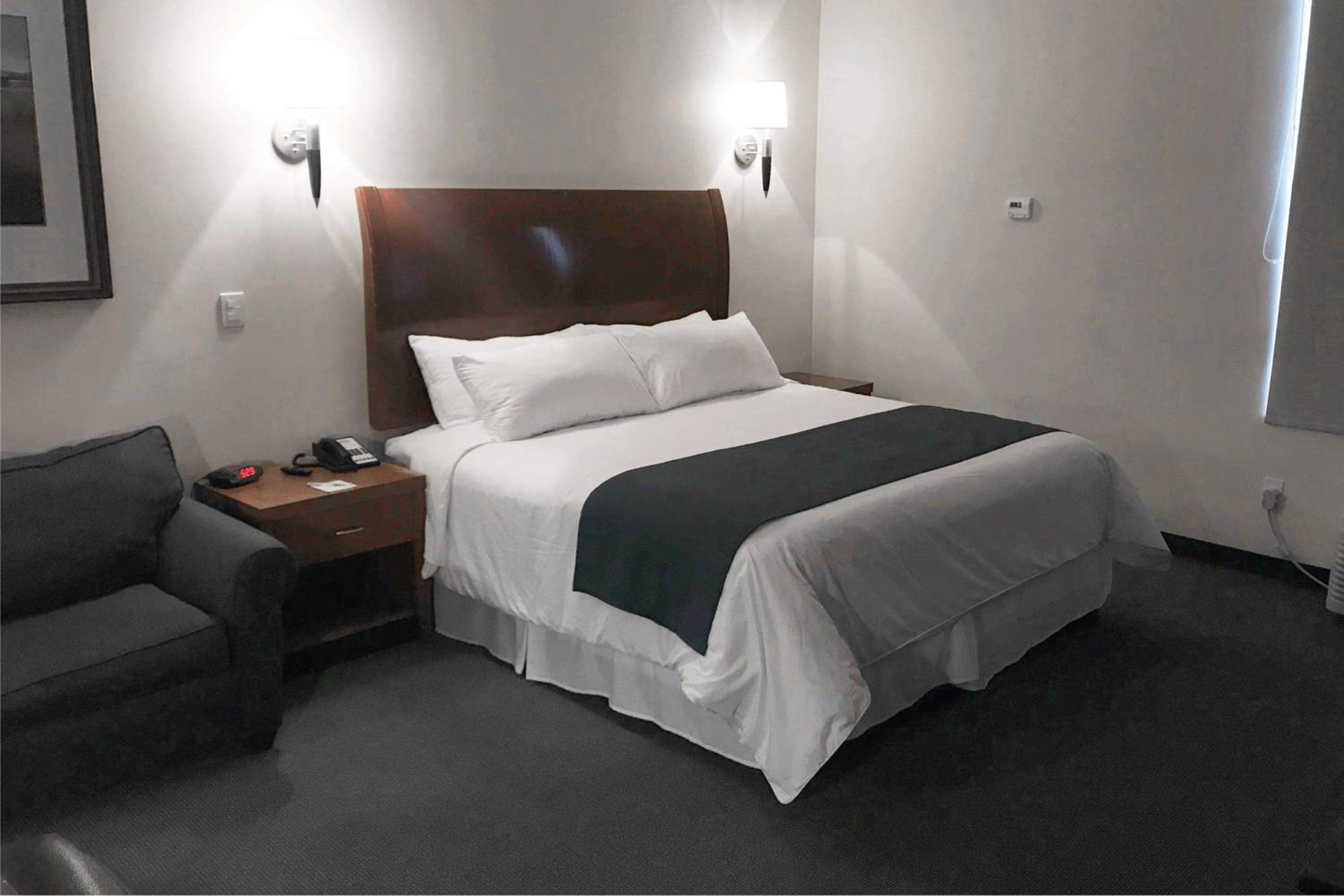 King Suite - Non-Smoking - Photo 1