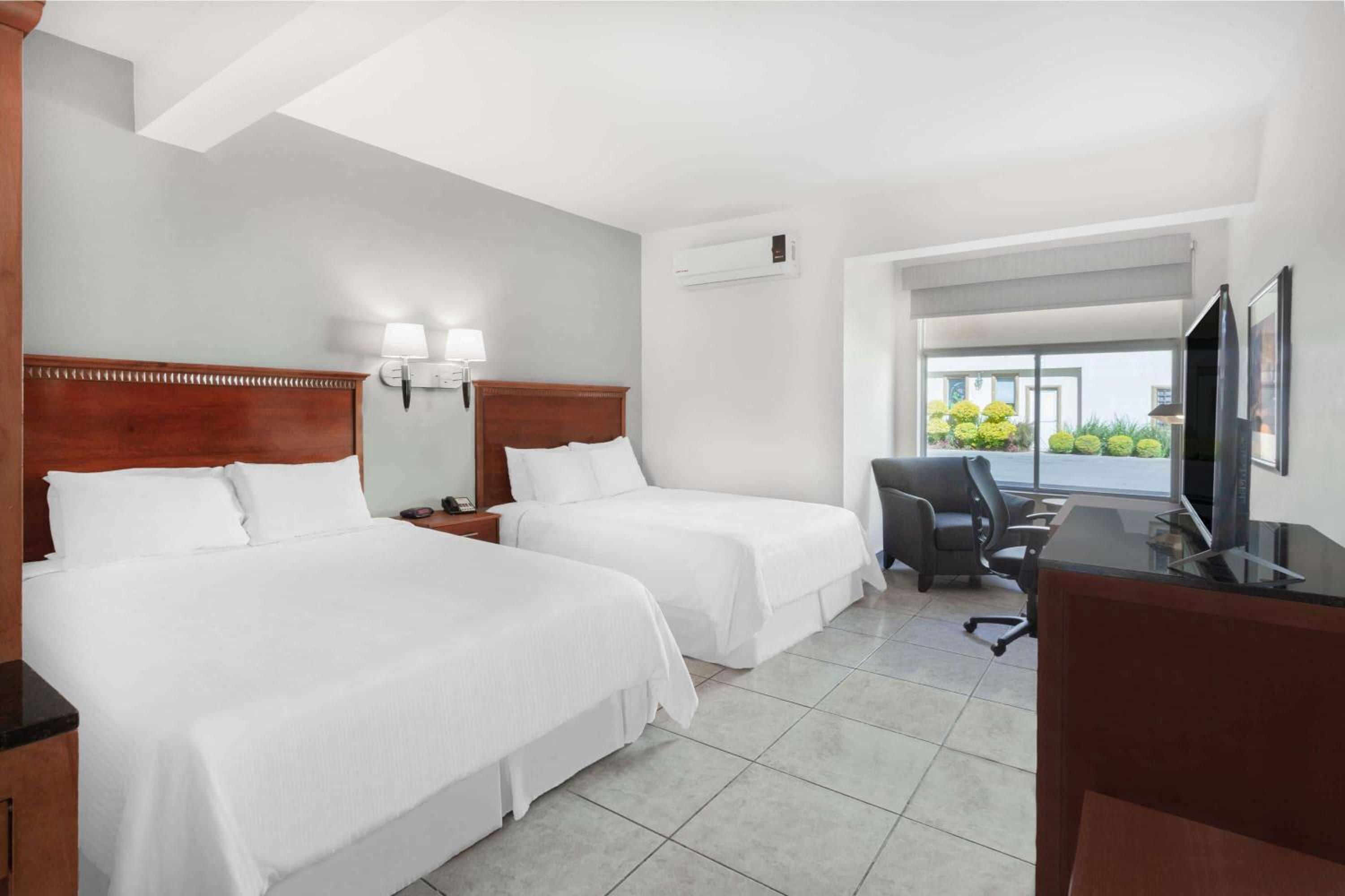 Queen Room with Two Queen Beds - Non-Smoking - Photo 5