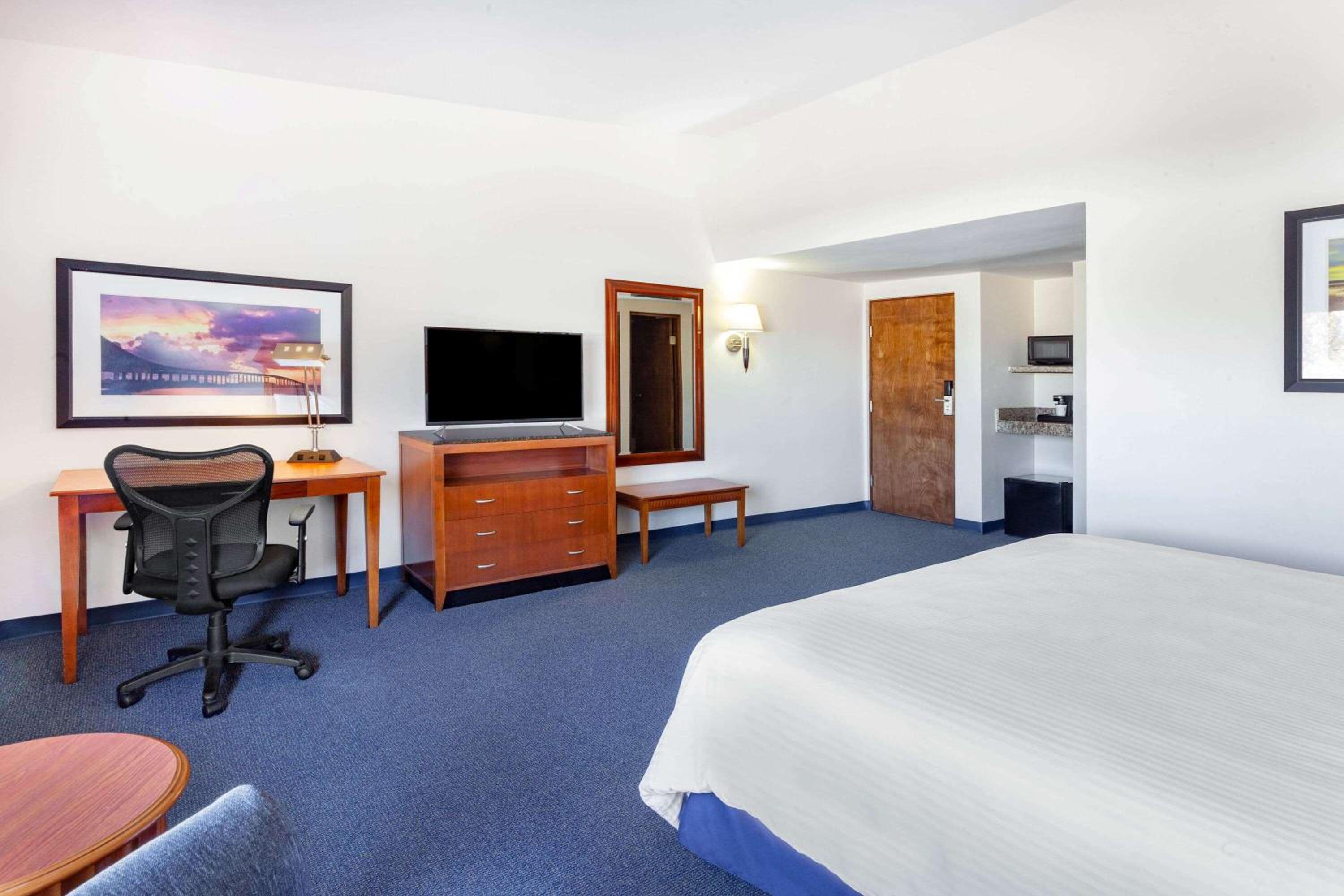 King Room - Non-Smoking photo 1
