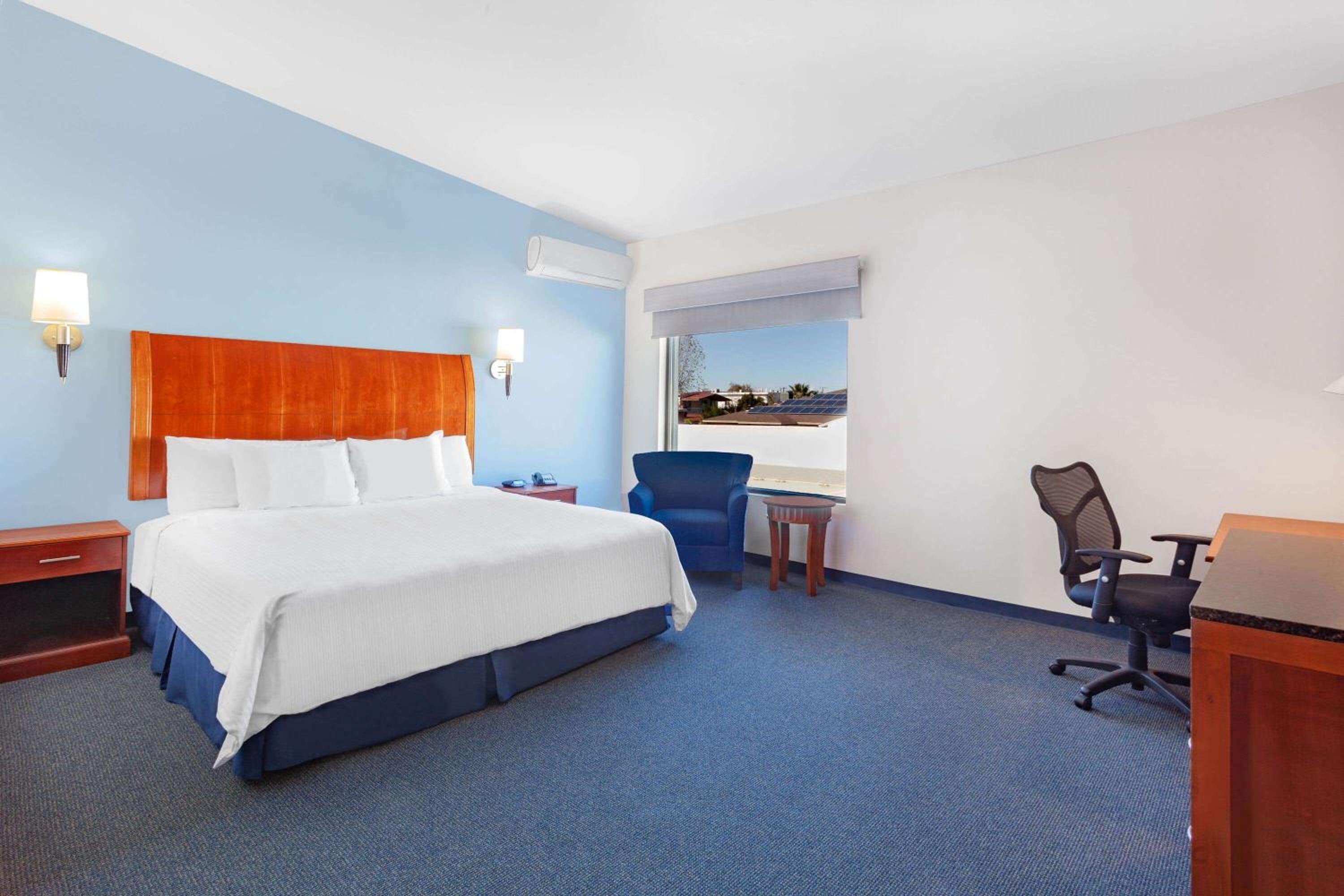 King Room - Non-Smoking photo 3