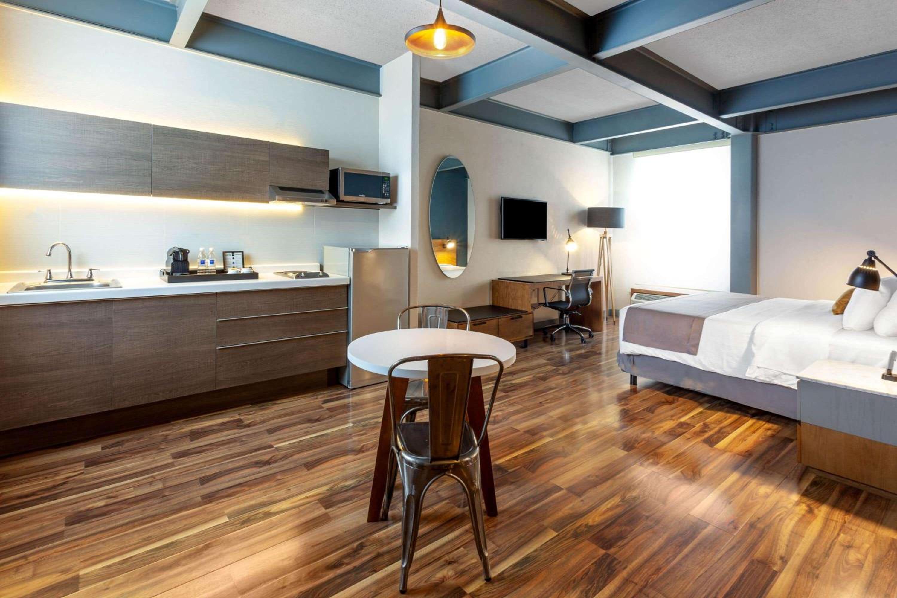 Junior King Suite - Non-Smoking