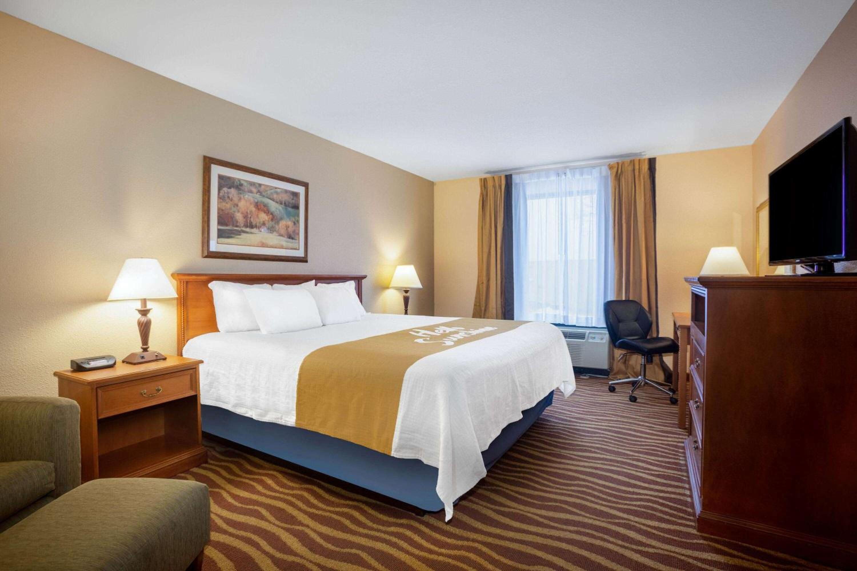 King Room - Non-Smoking - Photo 3