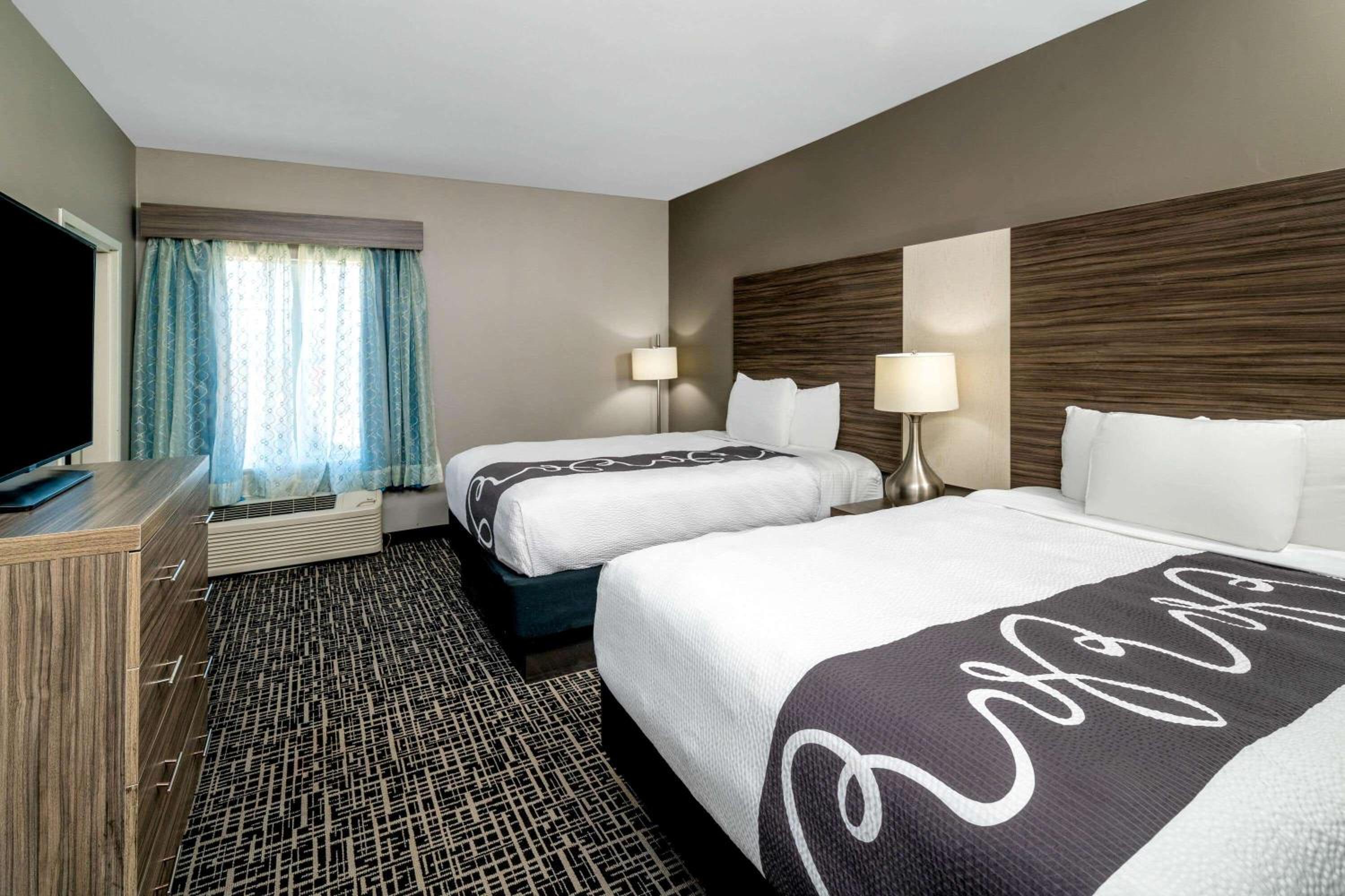 One-Bedroom Suite with One King Bed and Two Queen Beds - Non-Smoking photo 3